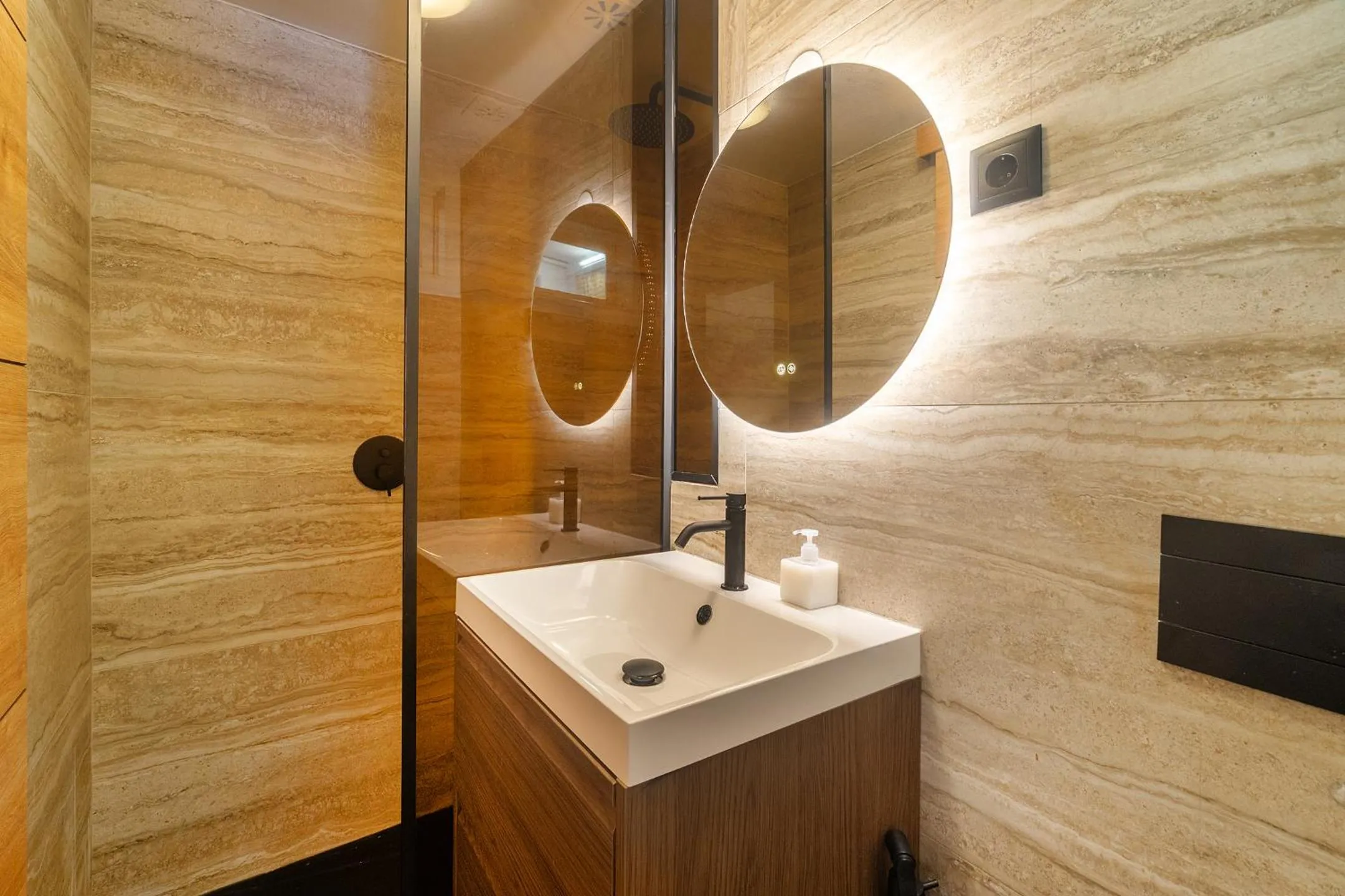 Shower in WHome Lisbon Prime Aparts - Sé