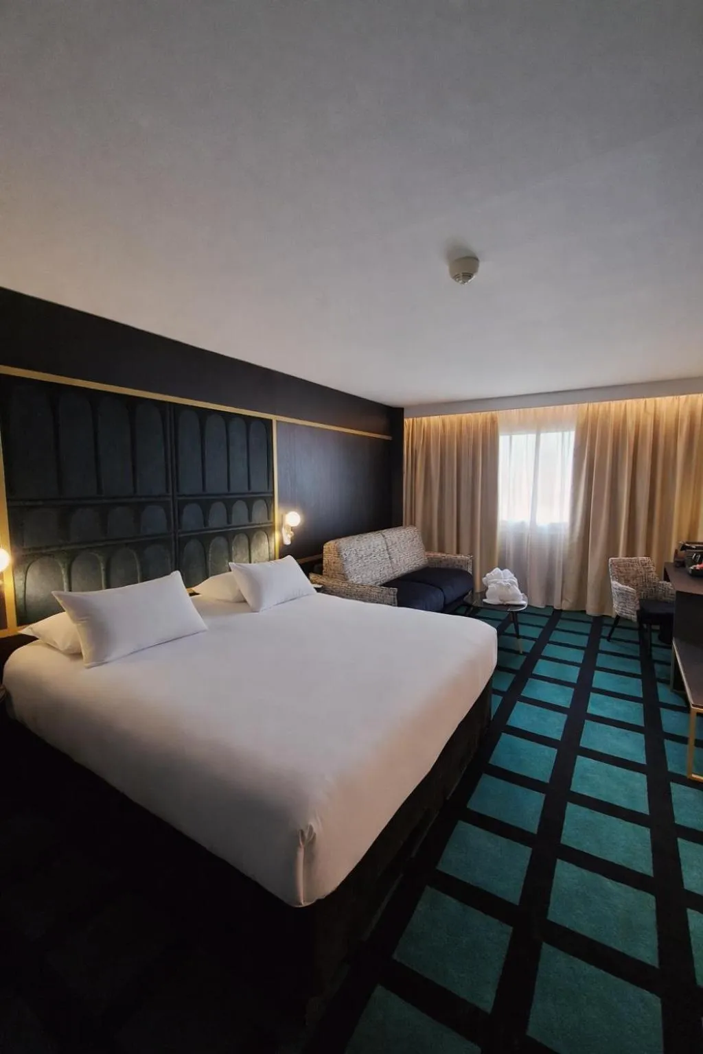 Bedroom, Bed in Mercure Orléans Centre Bords de Loire