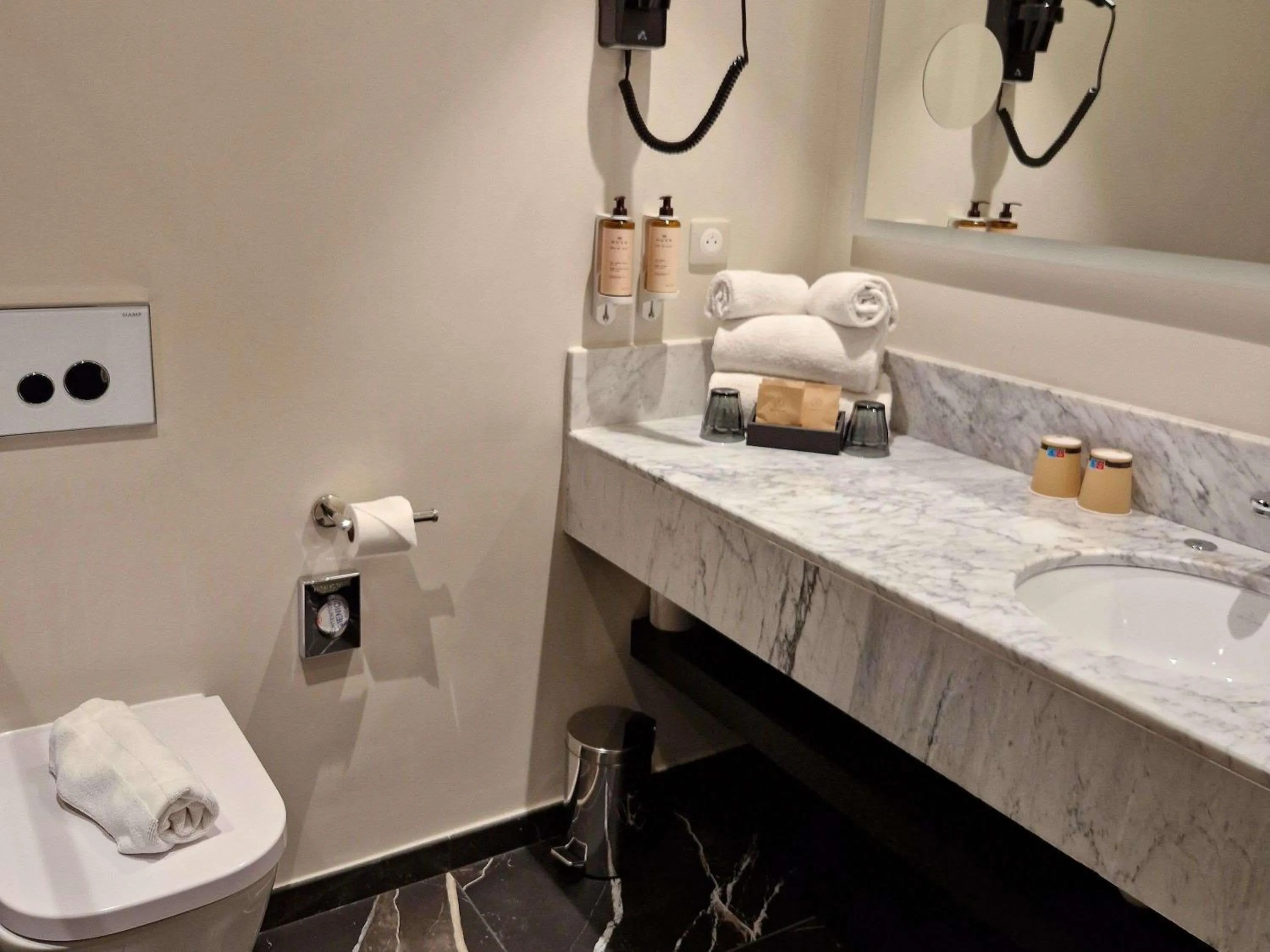 Bedroom in Mercure Orléans Centre Bords de Loire