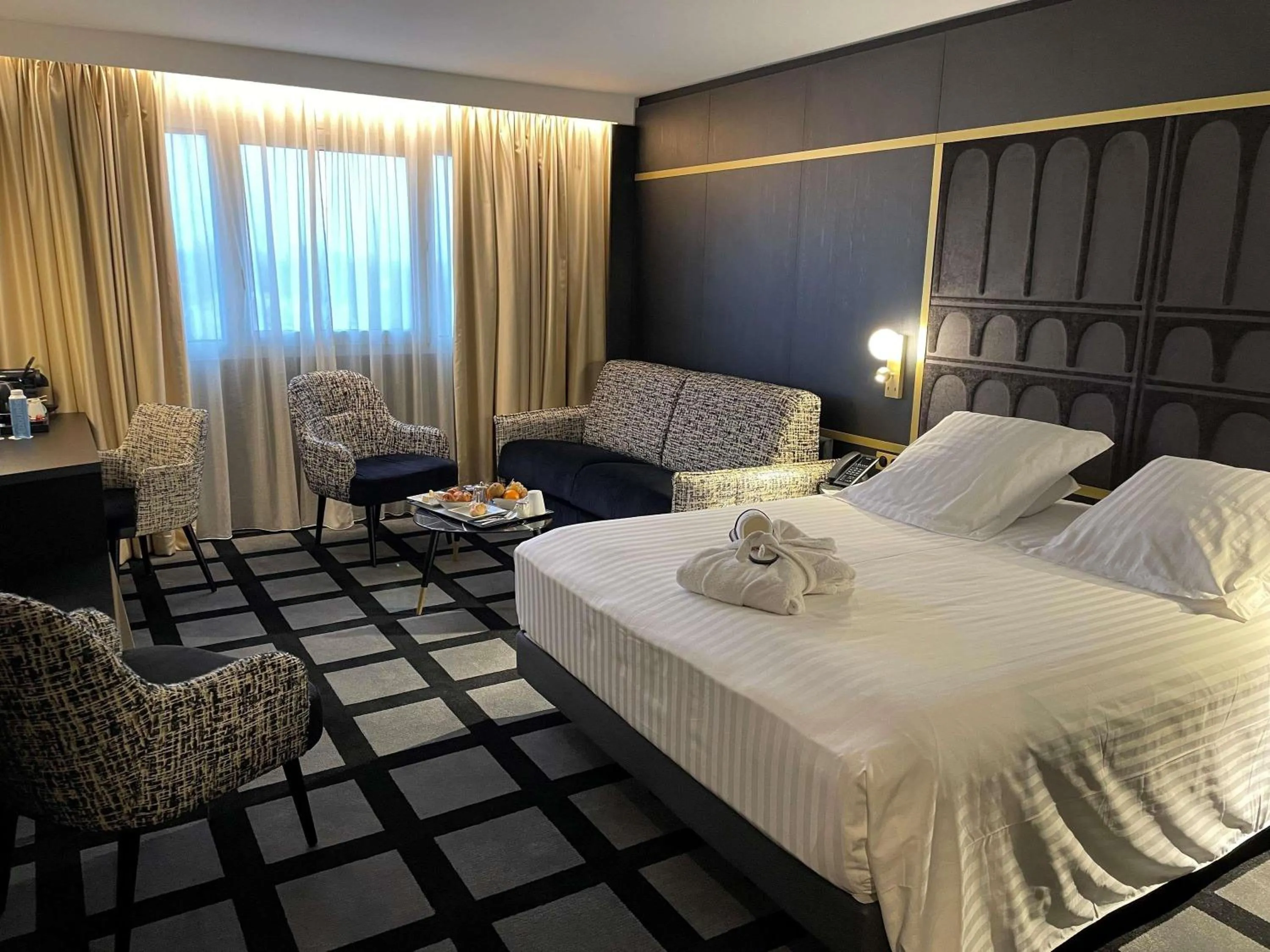 Bedroom, Bed in Mercure Orléans Centre Bords de Loire