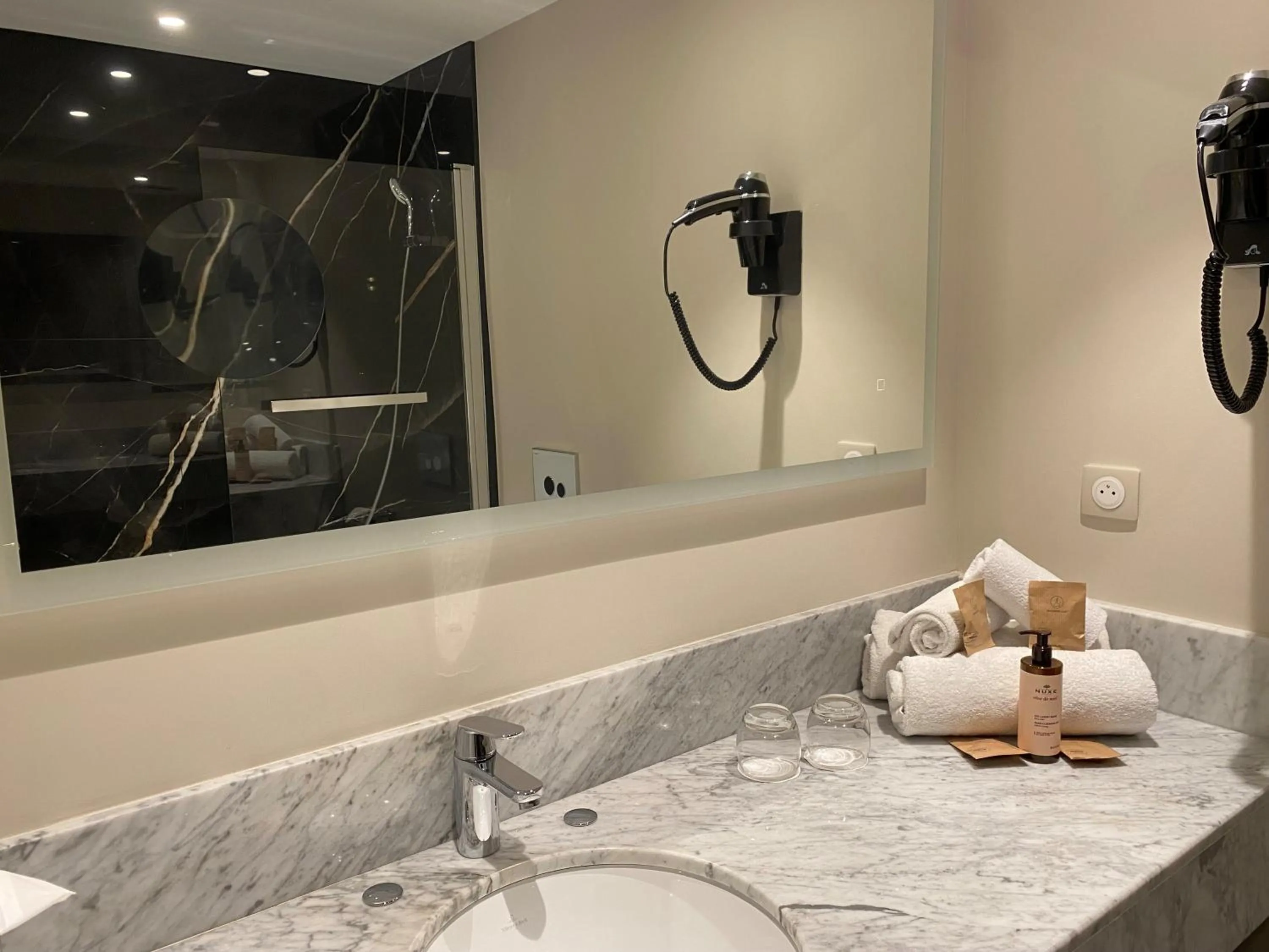 Bathroom in Mercure Orléans Centre Bords de Loire