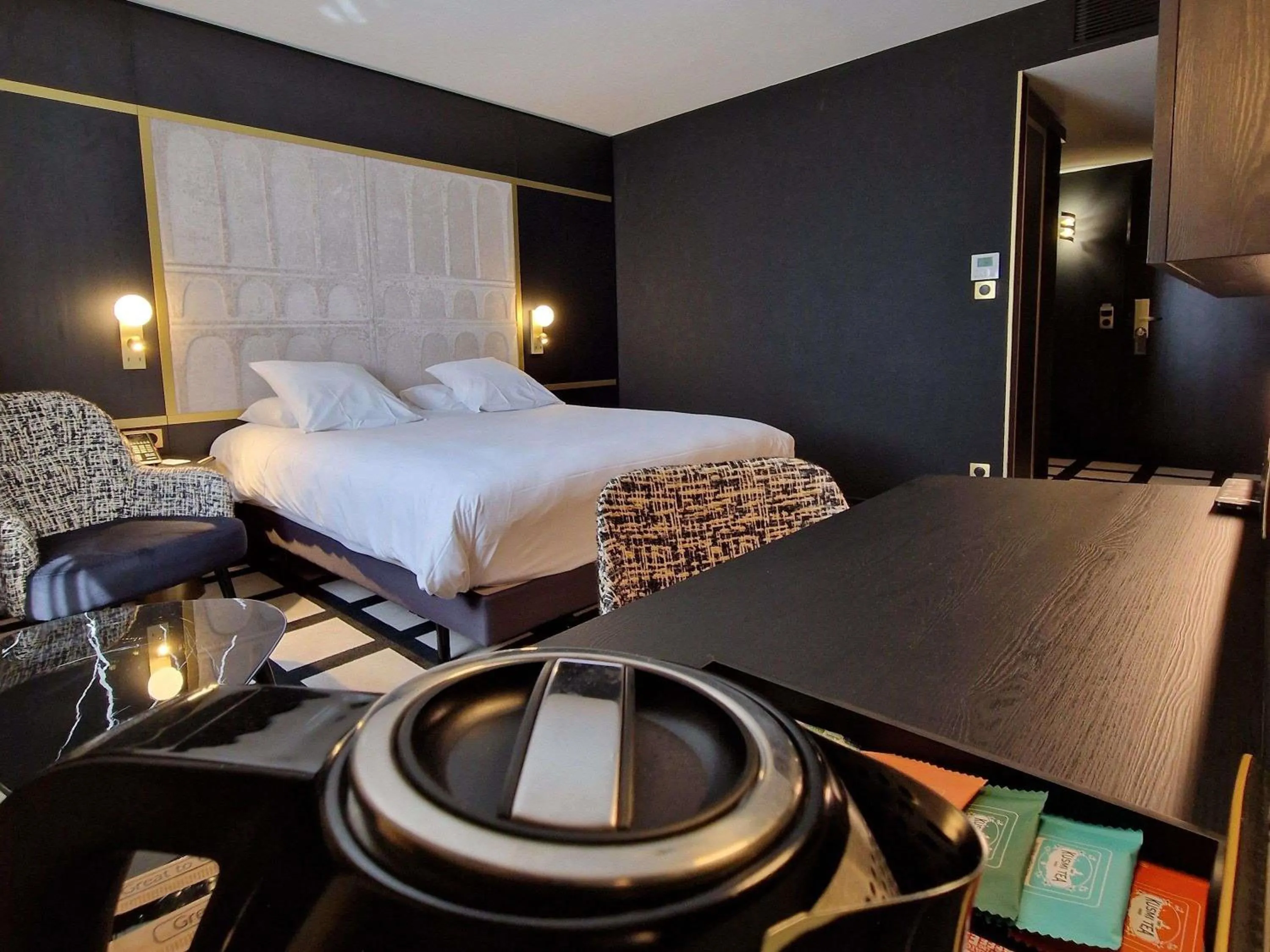 Bedroom, Bed in Mercure Orléans Centre Bords de Loire