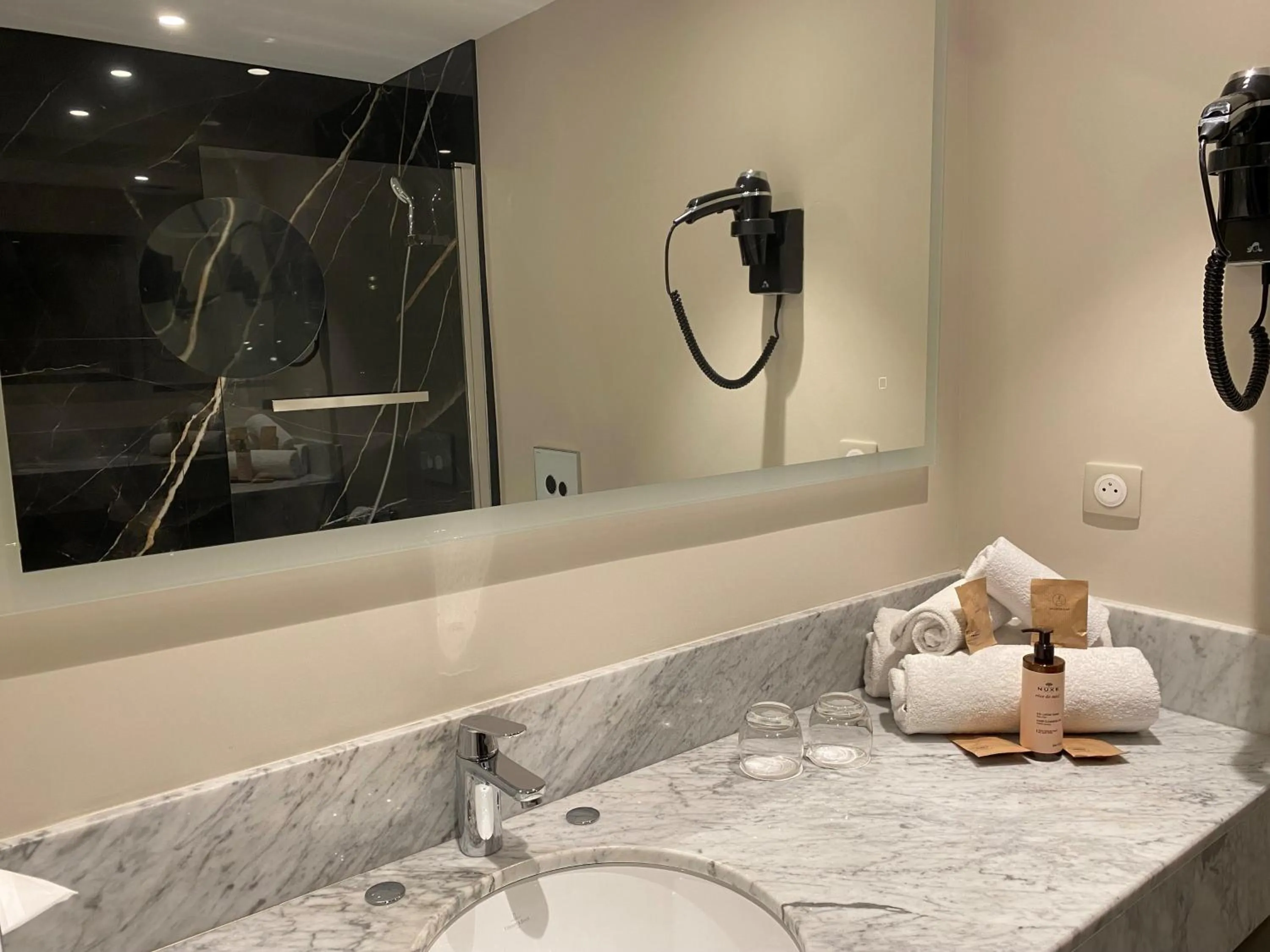 Bathroom in Mercure Orléans Centre Bords de Loire