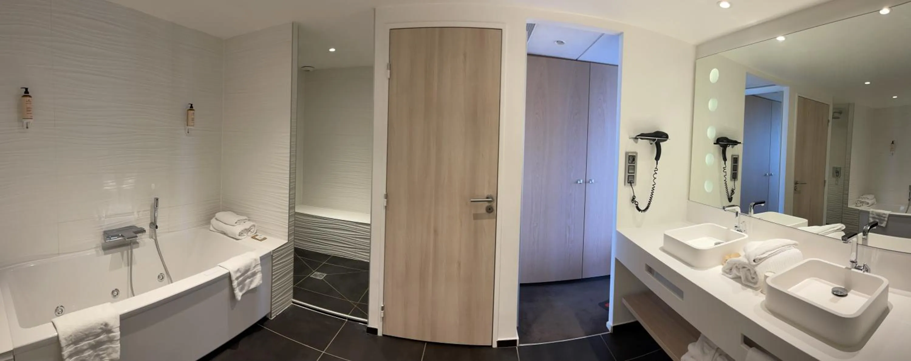 Bathroom in Mercure Orléans Centre Bords de Loire