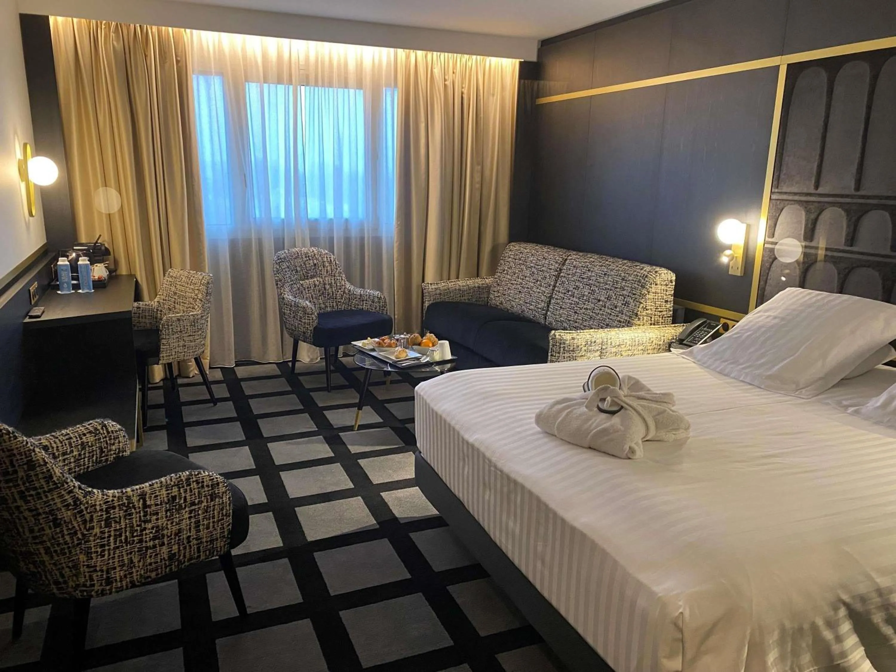 Property building, Bed in Mercure Orléans Centre Bords de Loire