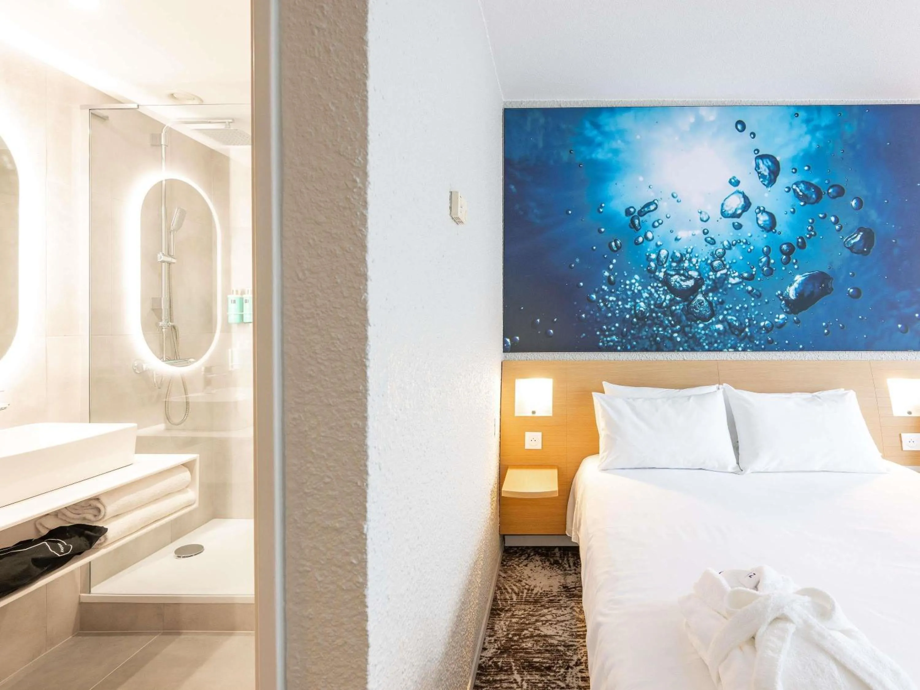 Bedroom, Bed in Novotel Grenoble Nord Voreppe