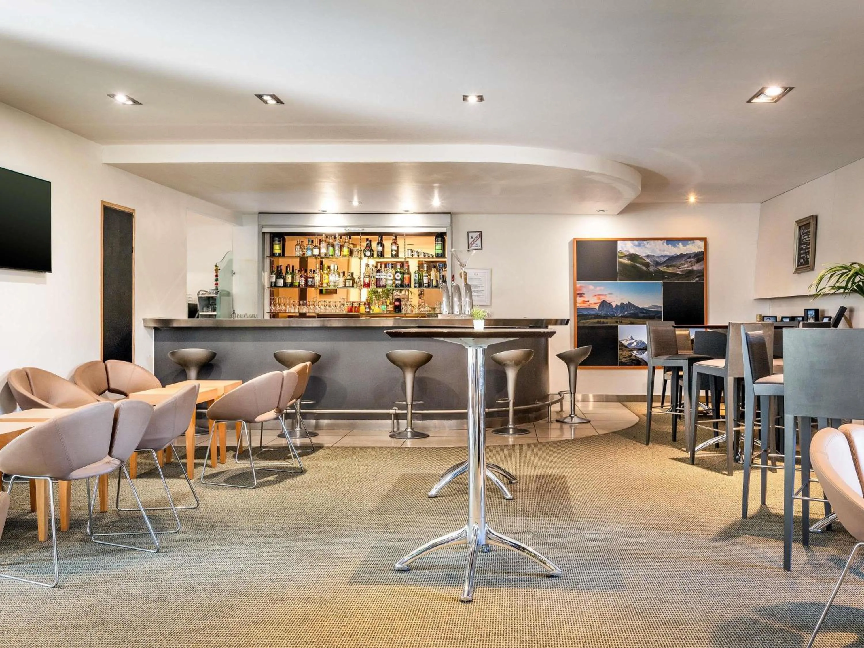Lounge or bar in Novotel Grenoble Nord Voreppe