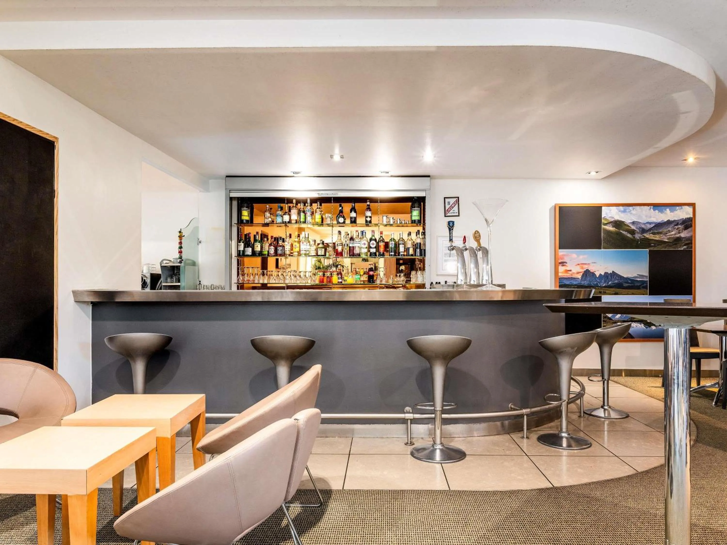 Lounge or bar in Novotel Grenoble Nord Voreppe