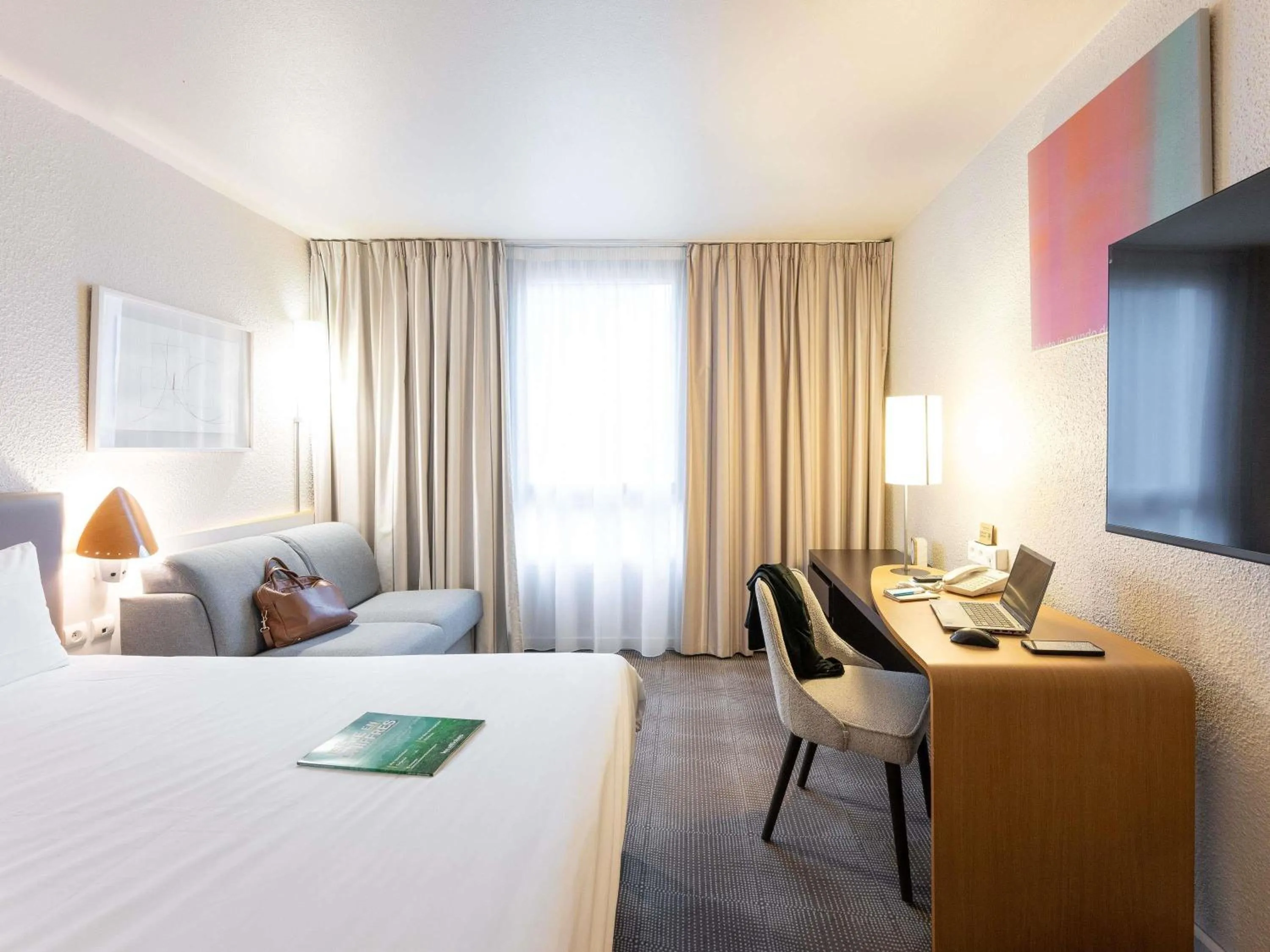 Bedroom, Bed in Novotel Grenoble Nord Voreppe