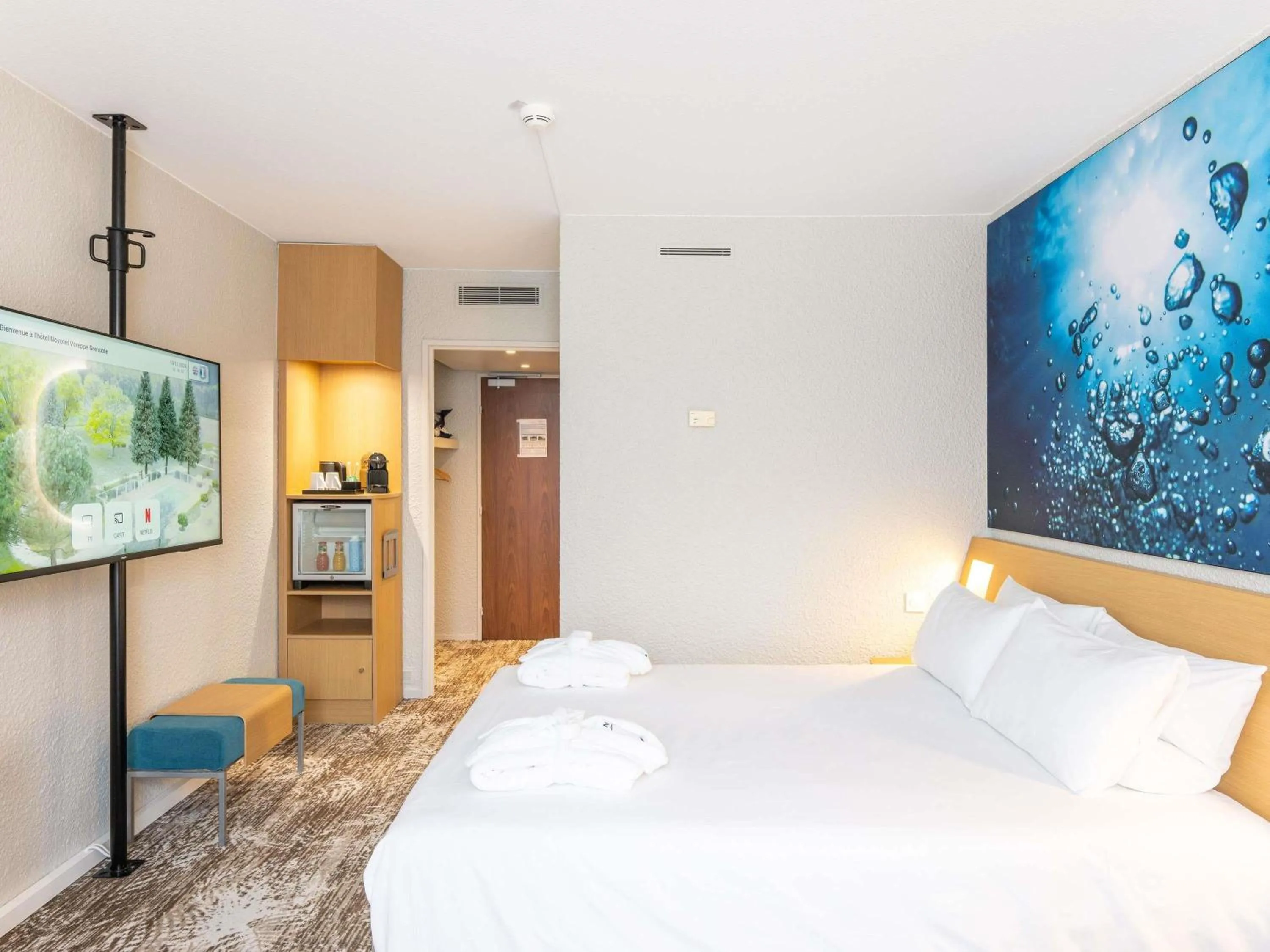 Bedroom, Bed in Novotel Grenoble Nord Voreppe