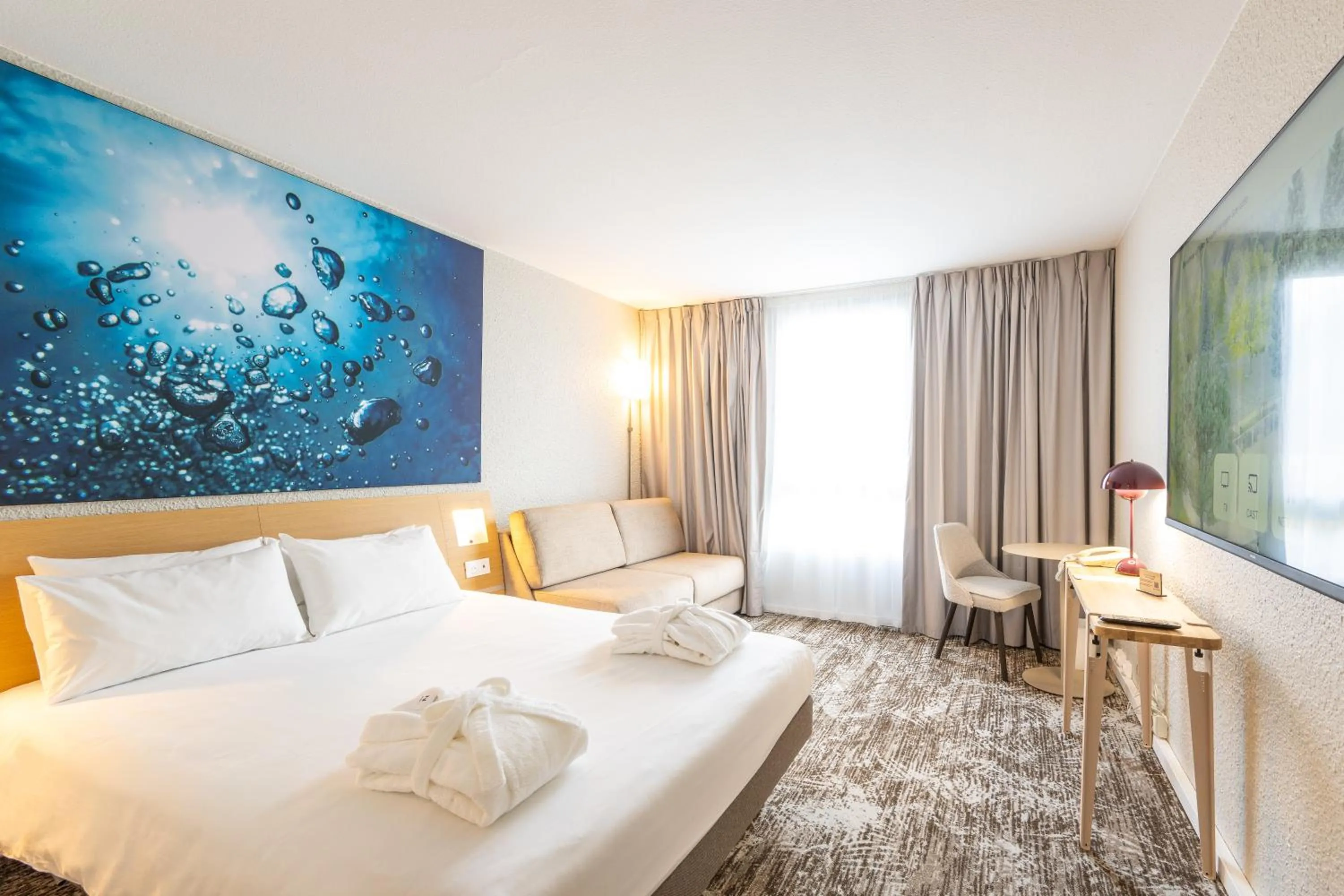 Photo of the whole room, Bed in Novotel Grenoble Nord Voreppe