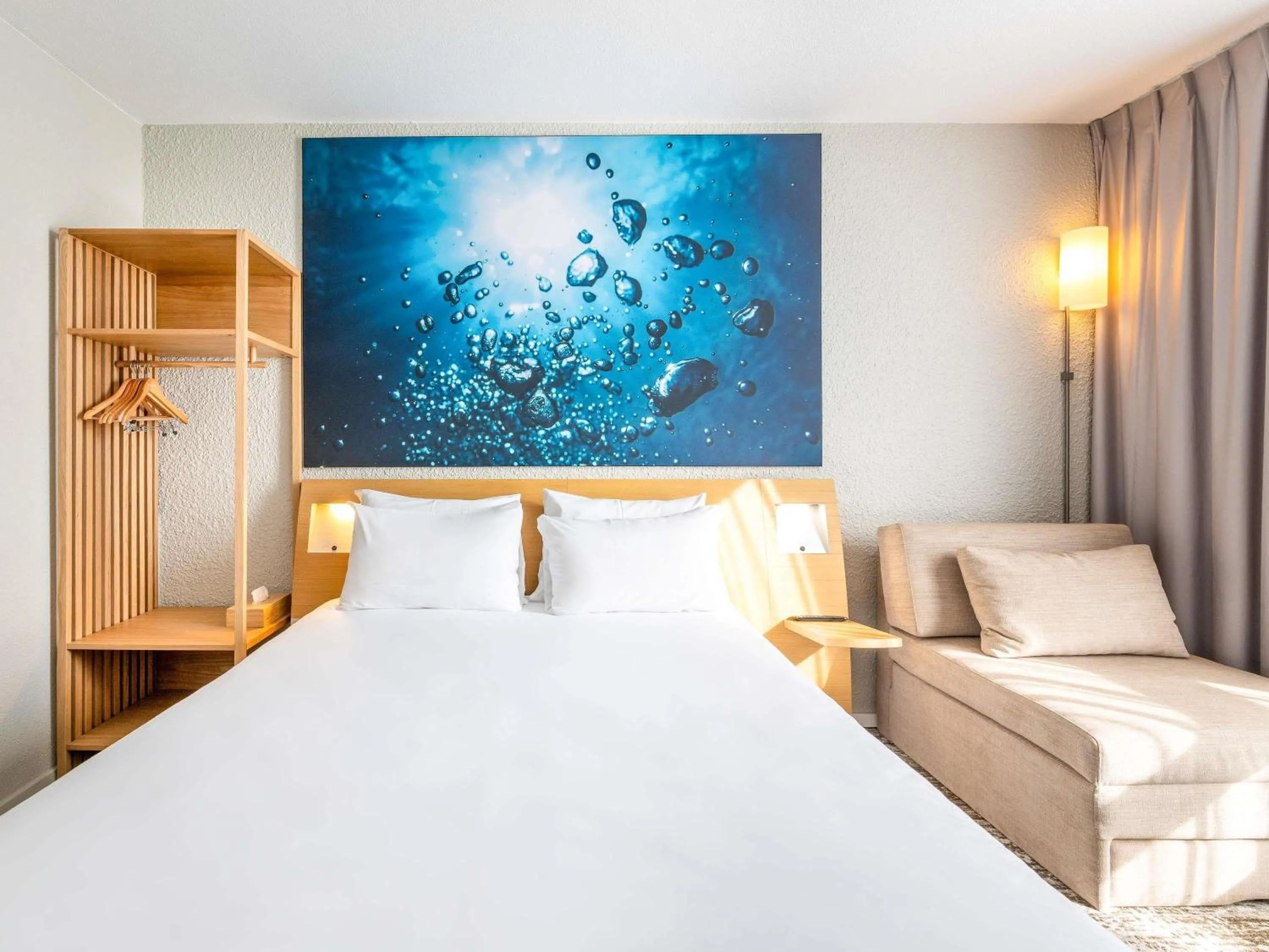 Bedroom, Bed in Novotel Grenoble Nord Voreppe