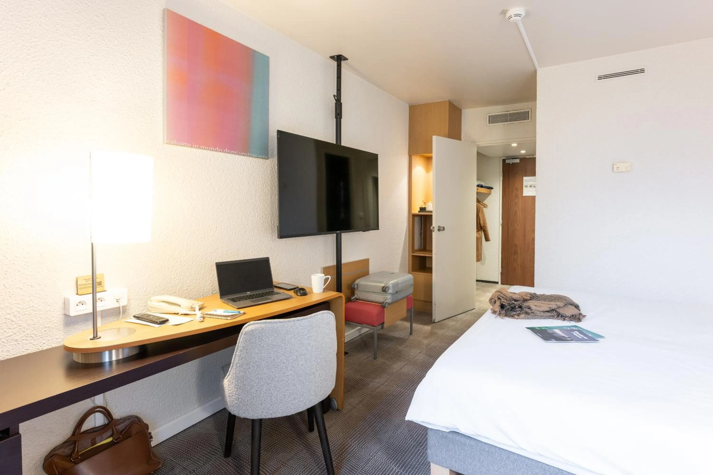 TV and multimedia, Bed in Novotel Grenoble Nord Voreppe