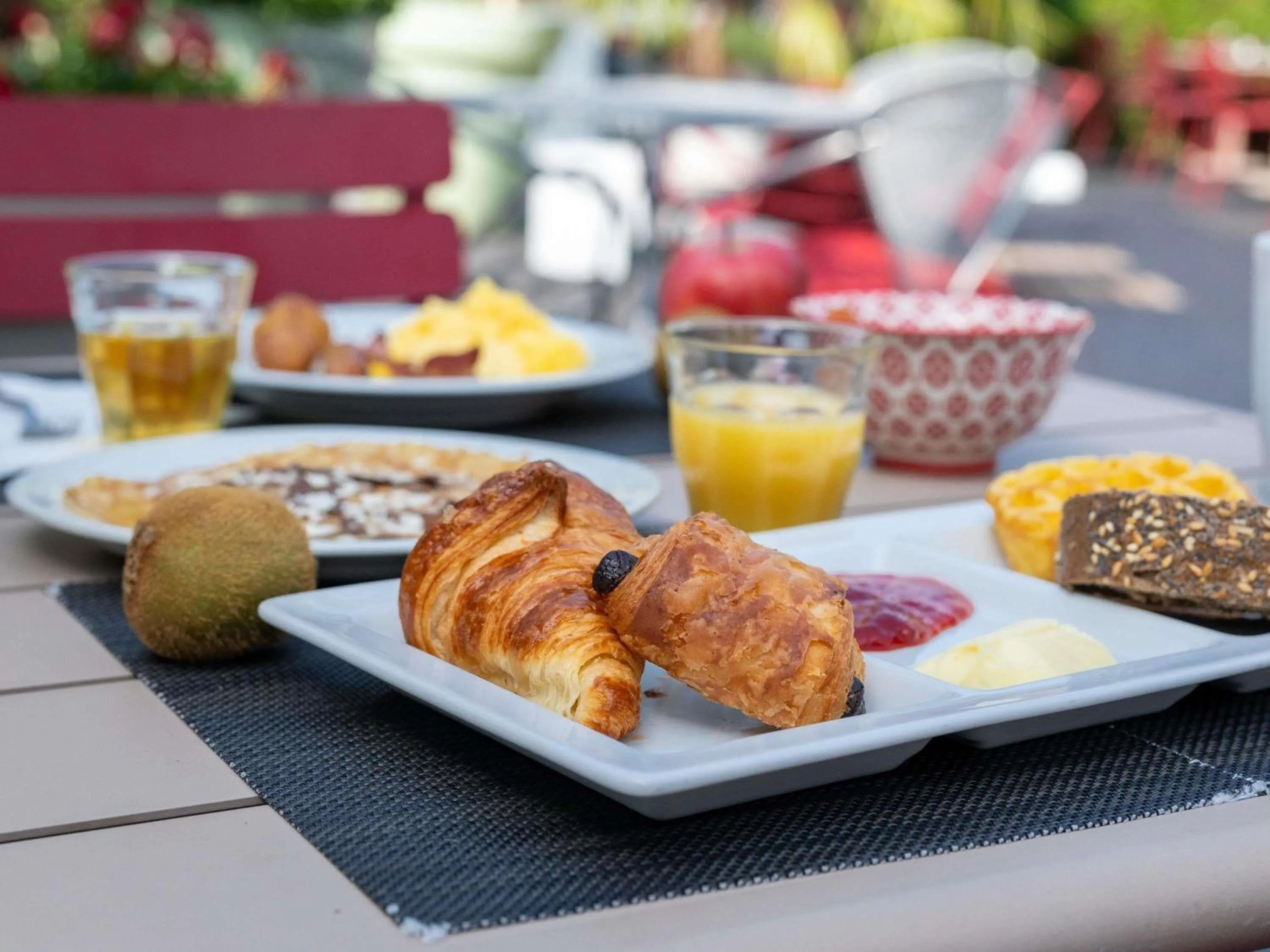 Restaurant/places to eat in Novotel Grenoble Nord Voreppe