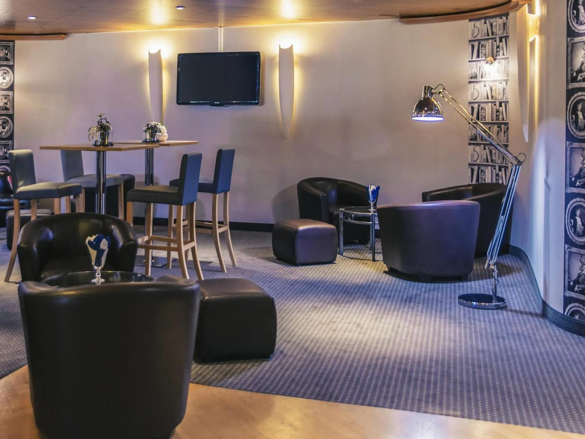 Lounge or bar in Mercure Angers Centre de Congrès