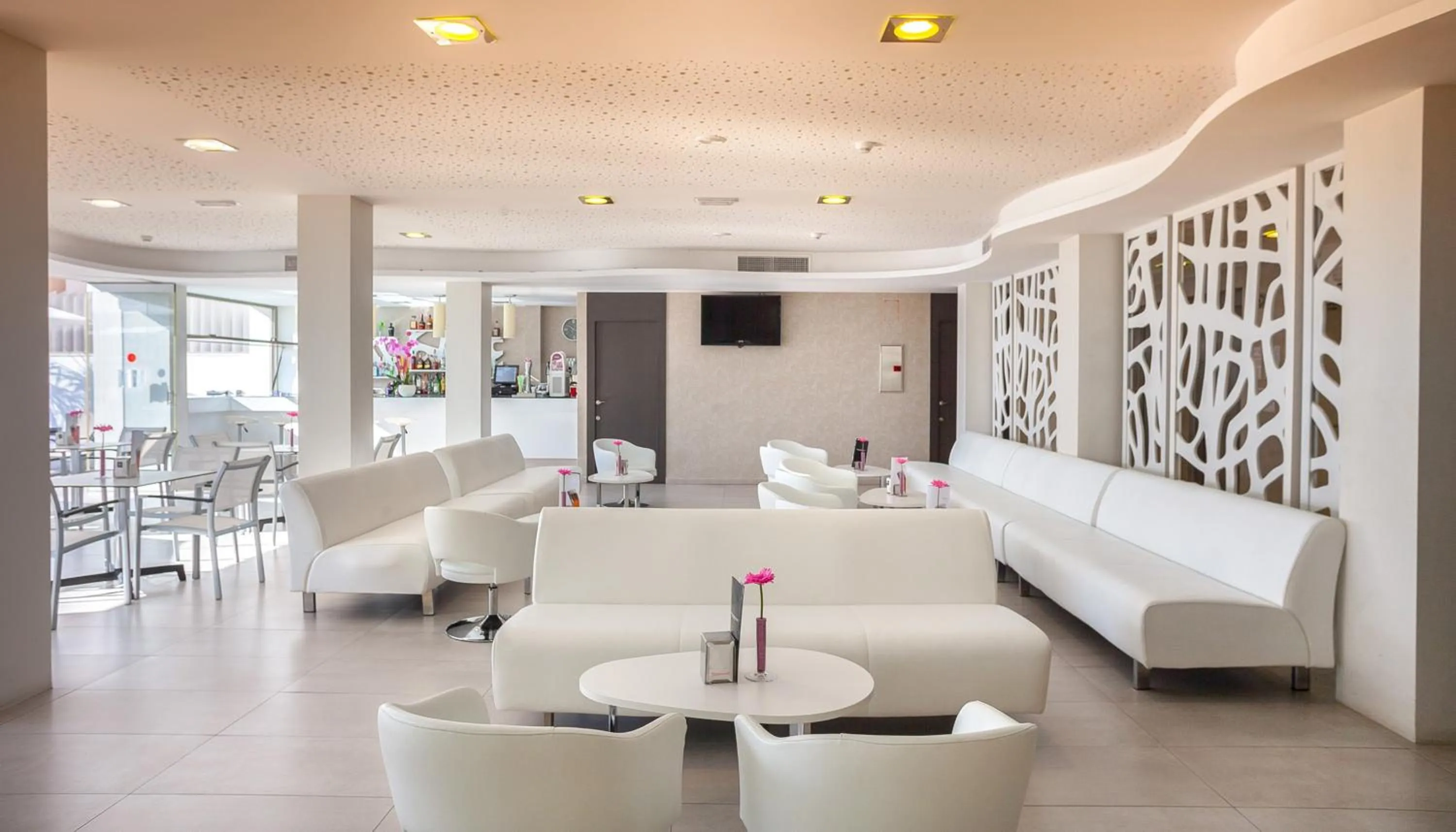 Communal lounge/ TV room in Hotel RH Vinarós Aura