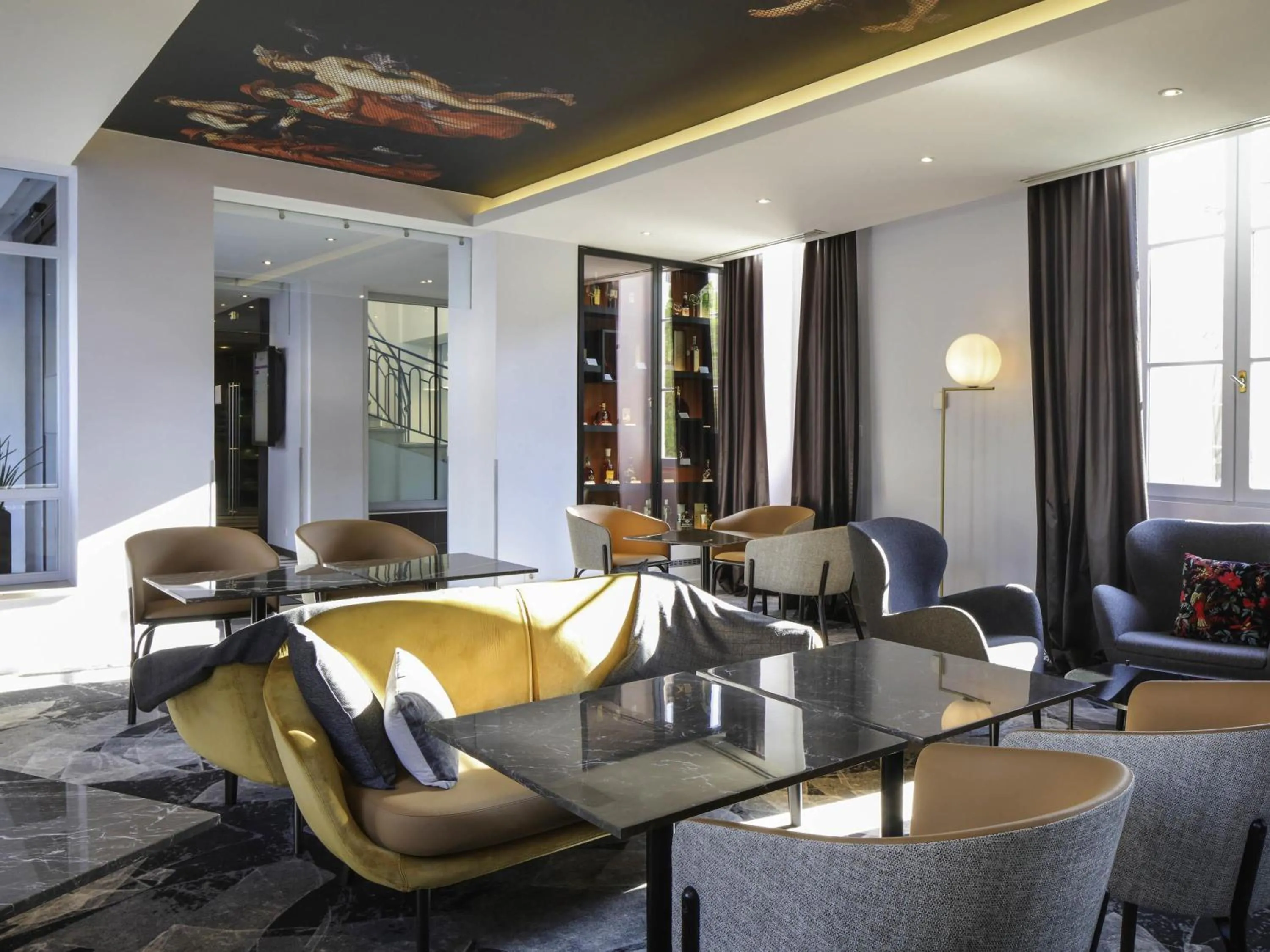 Lounge or bar in Mercure Angoulême Hôtel de France