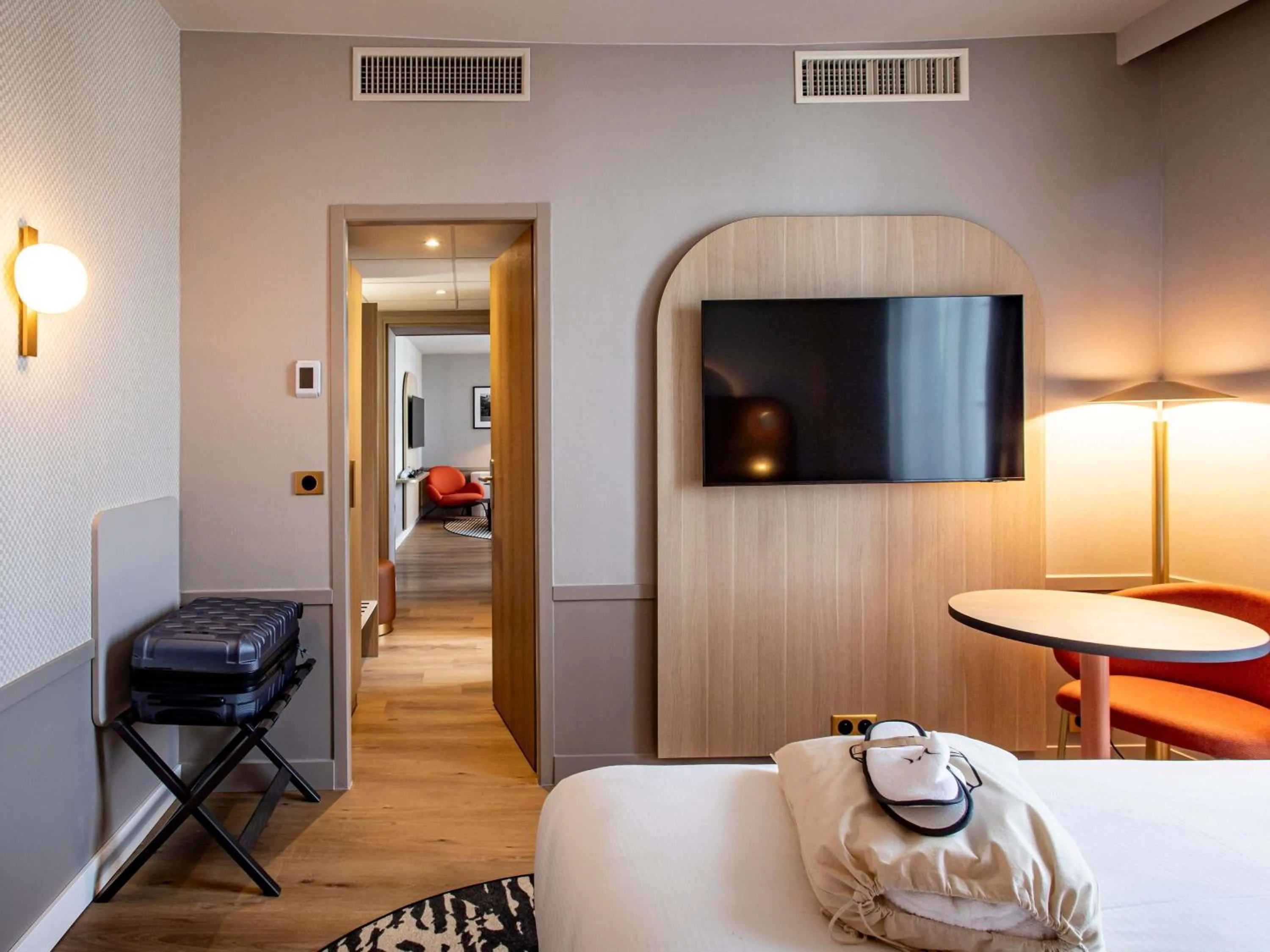 Bedroom, Bed in Mercure Angoulême Hôtel de France