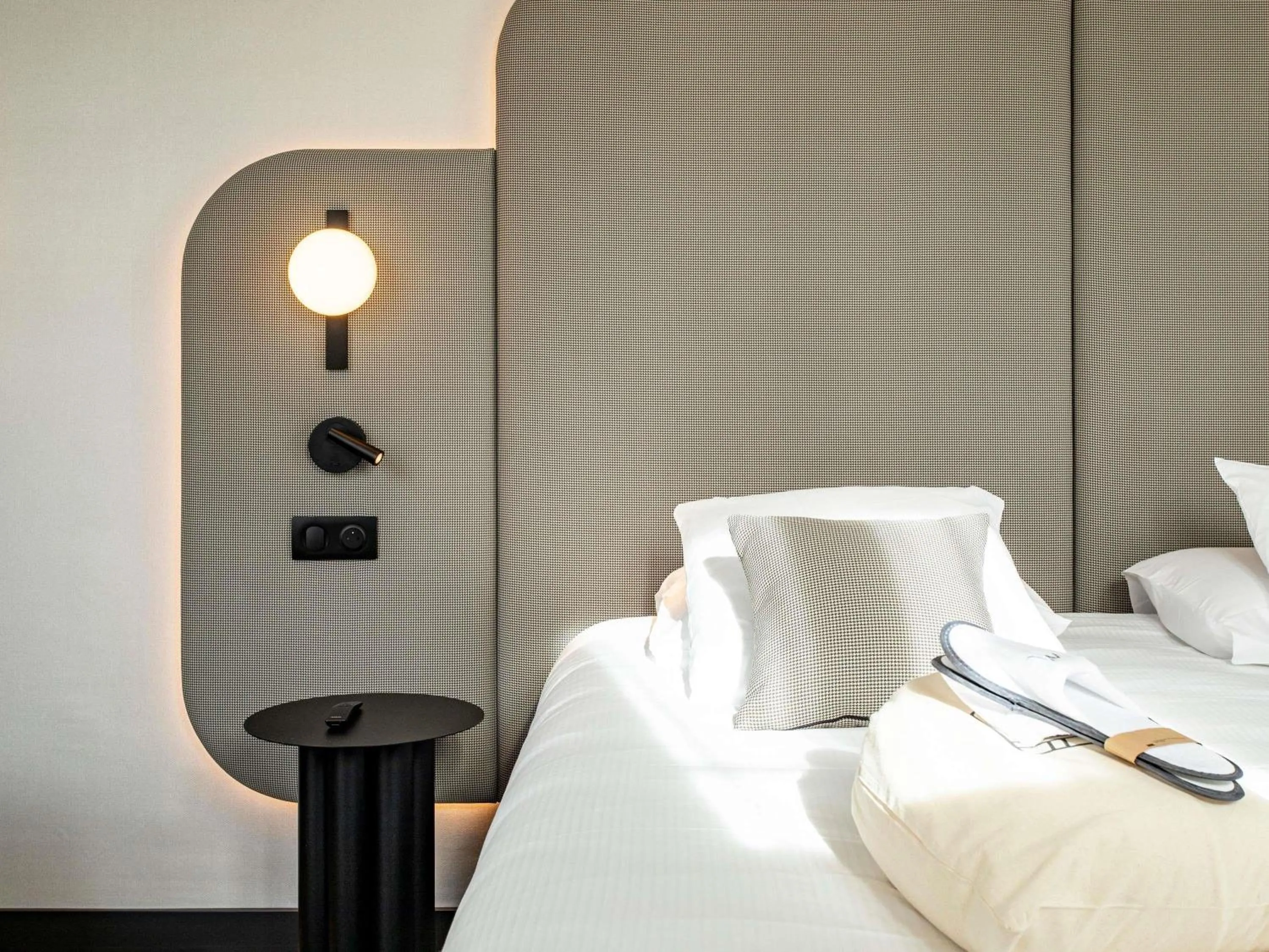 Bedroom, Bed in Mercure Angoulême Hôtel de France