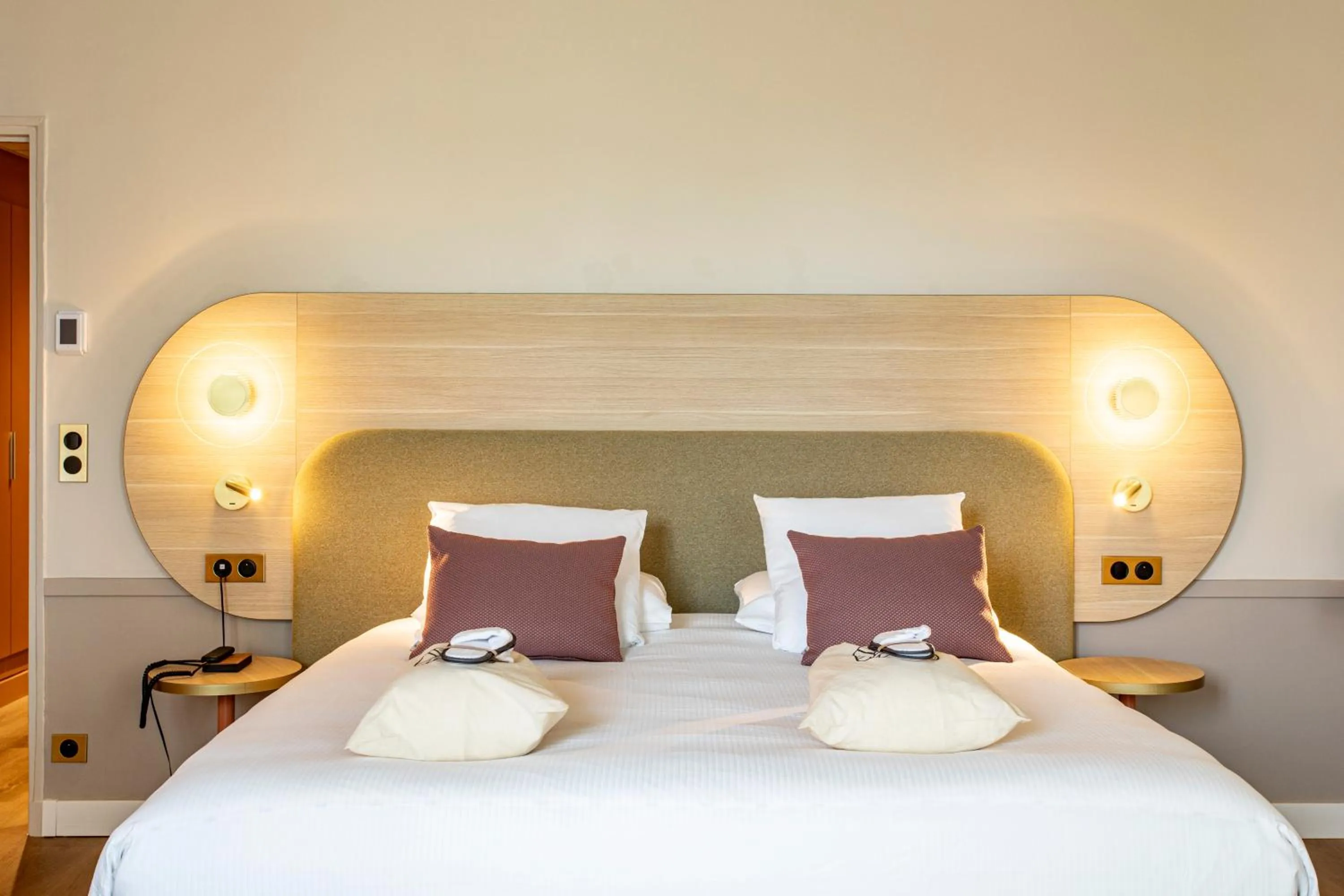 Bedroom, Bed in Mercure Angoulême Hôtel de France