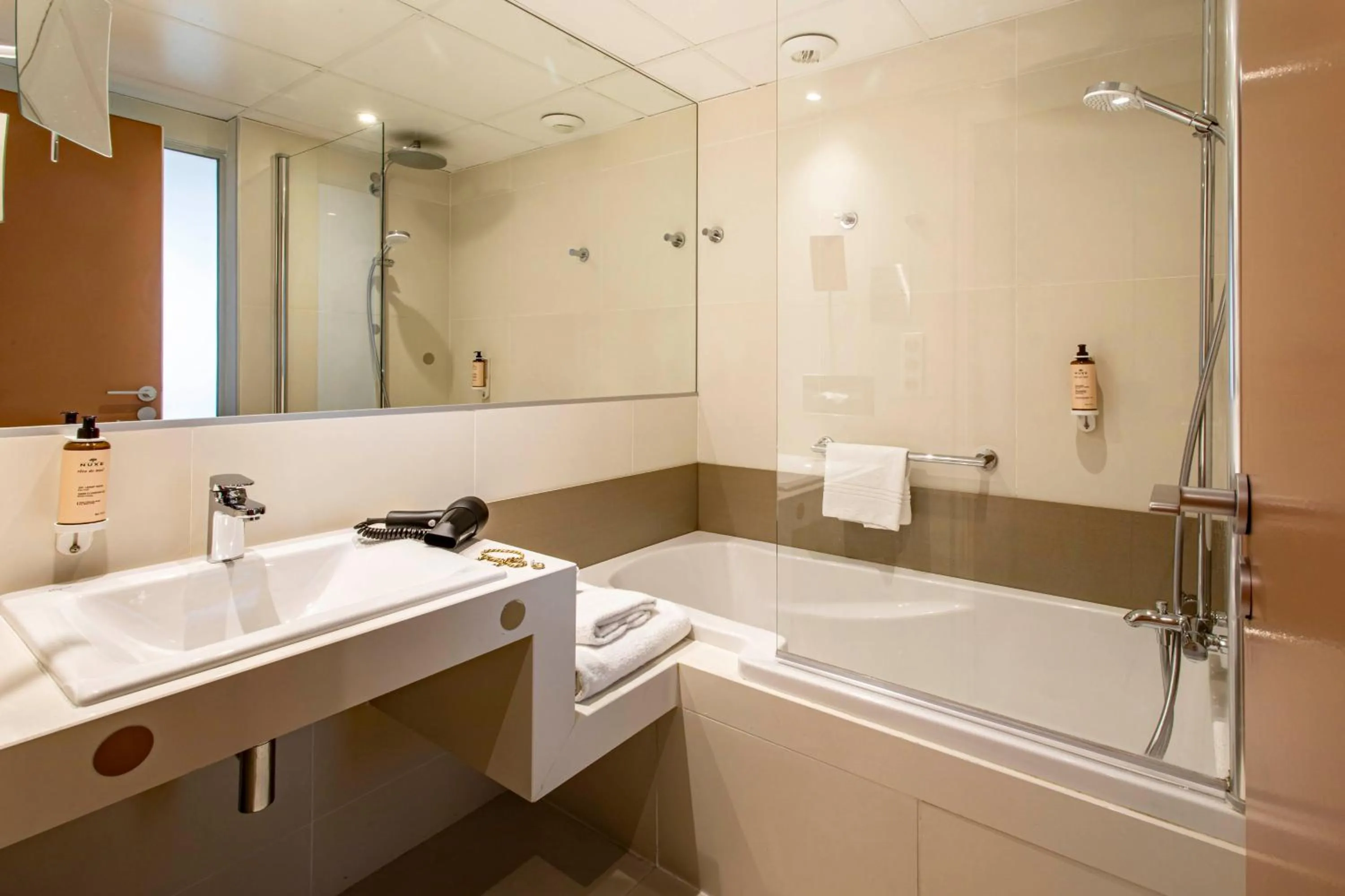 Bathroom in Mercure Angoulême Hôtel de France