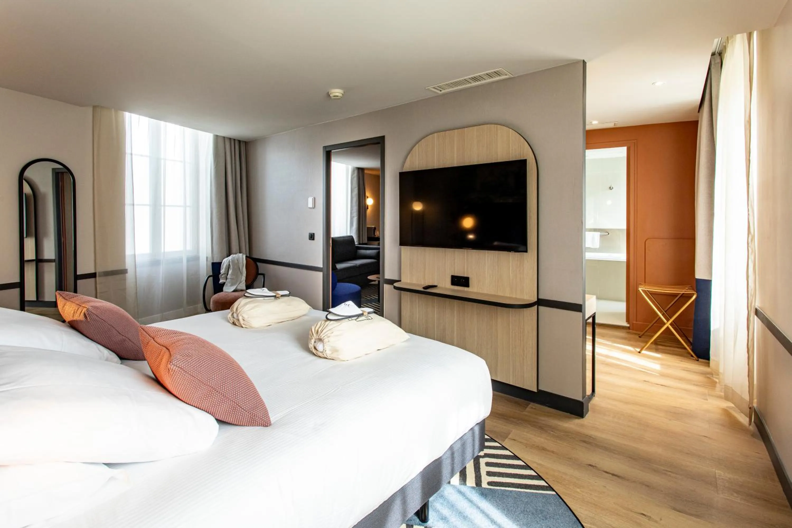 Bedroom, Bed in Mercure Angoulême Hôtel de France