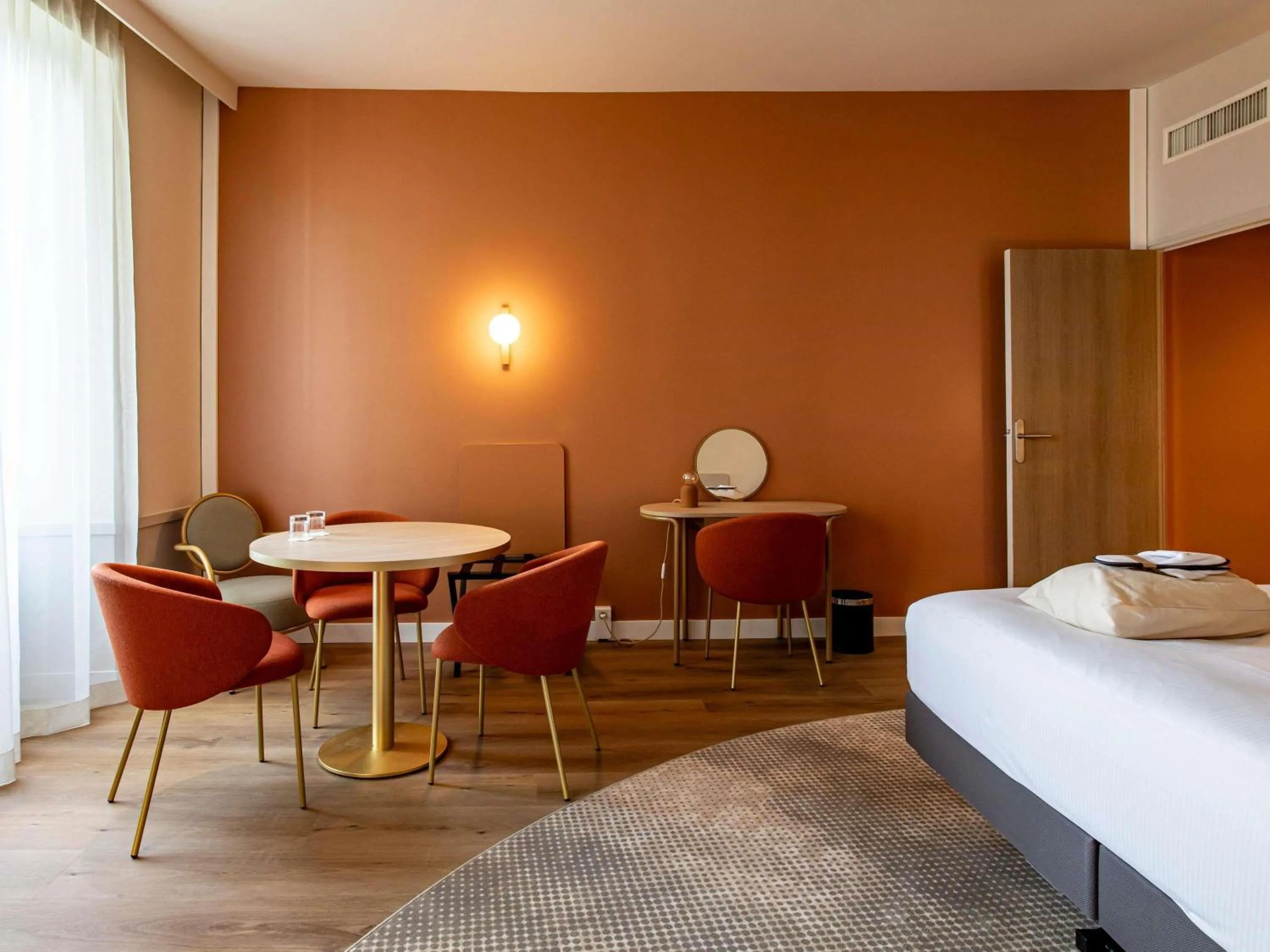 Bedroom, Bed in Mercure Angoulême Hôtel de France