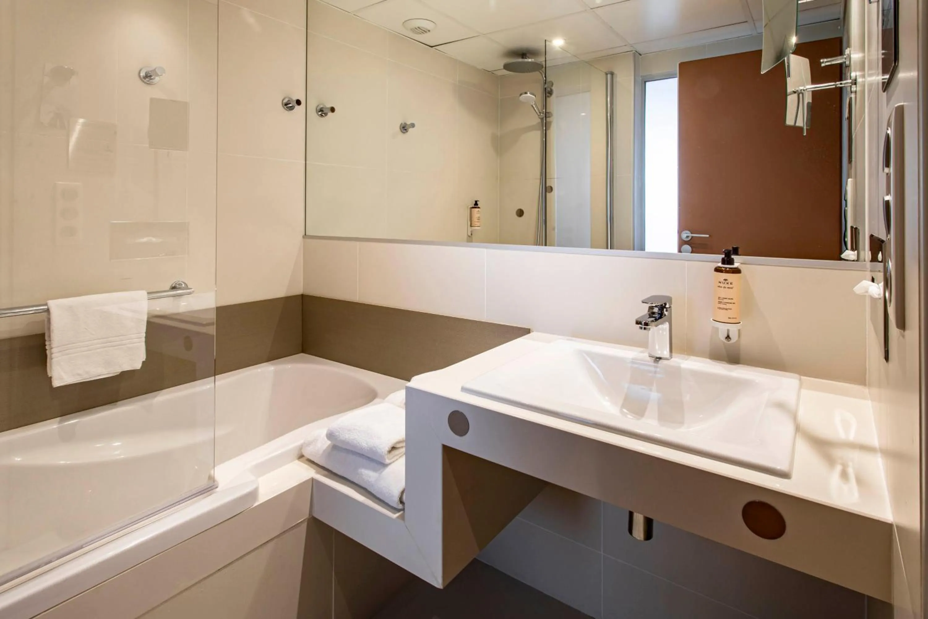 Bathroom in Mercure Angoulême Hôtel de France