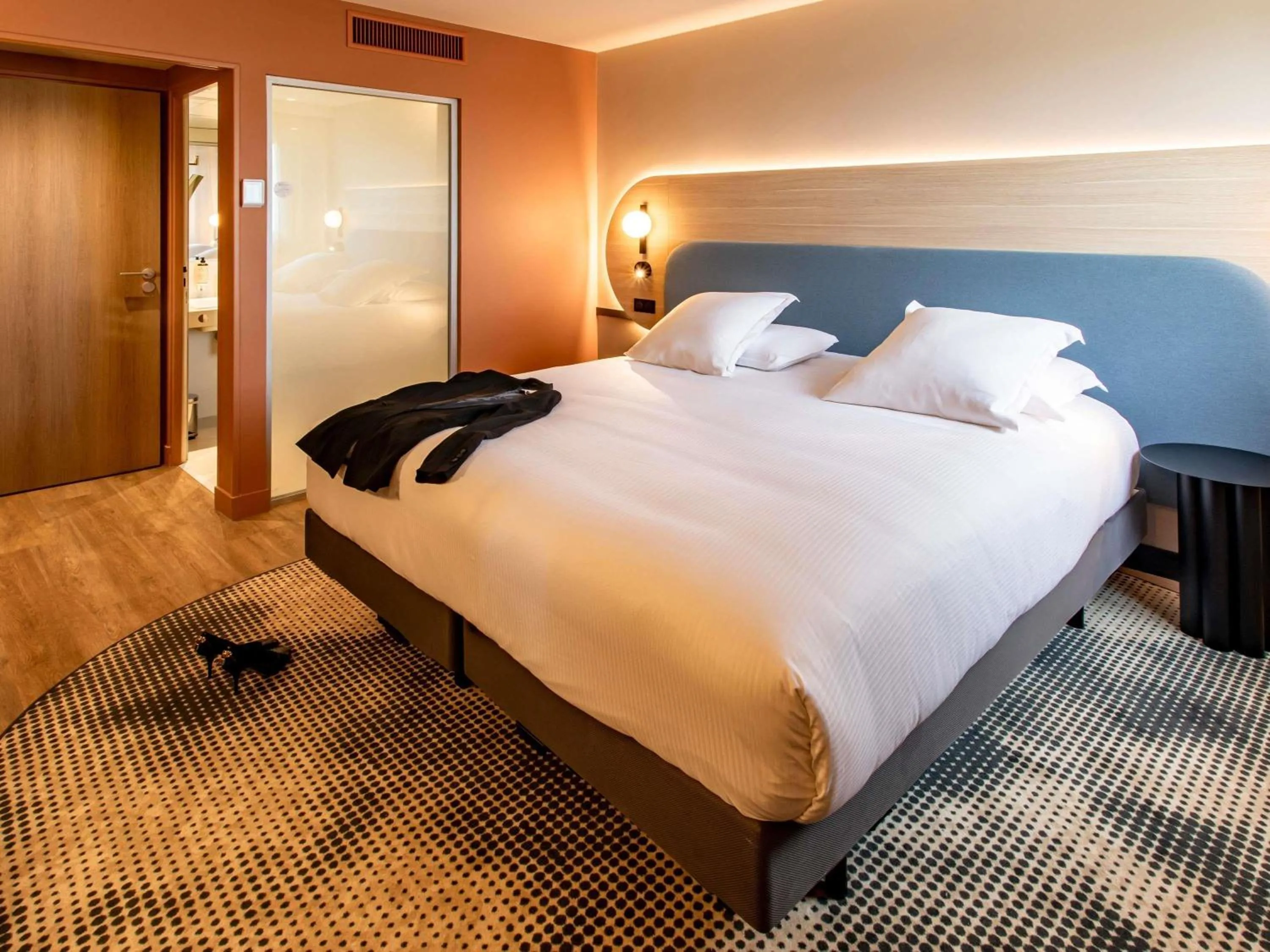 Bedroom, Bed in Mercure Angoulême Hôtel de France