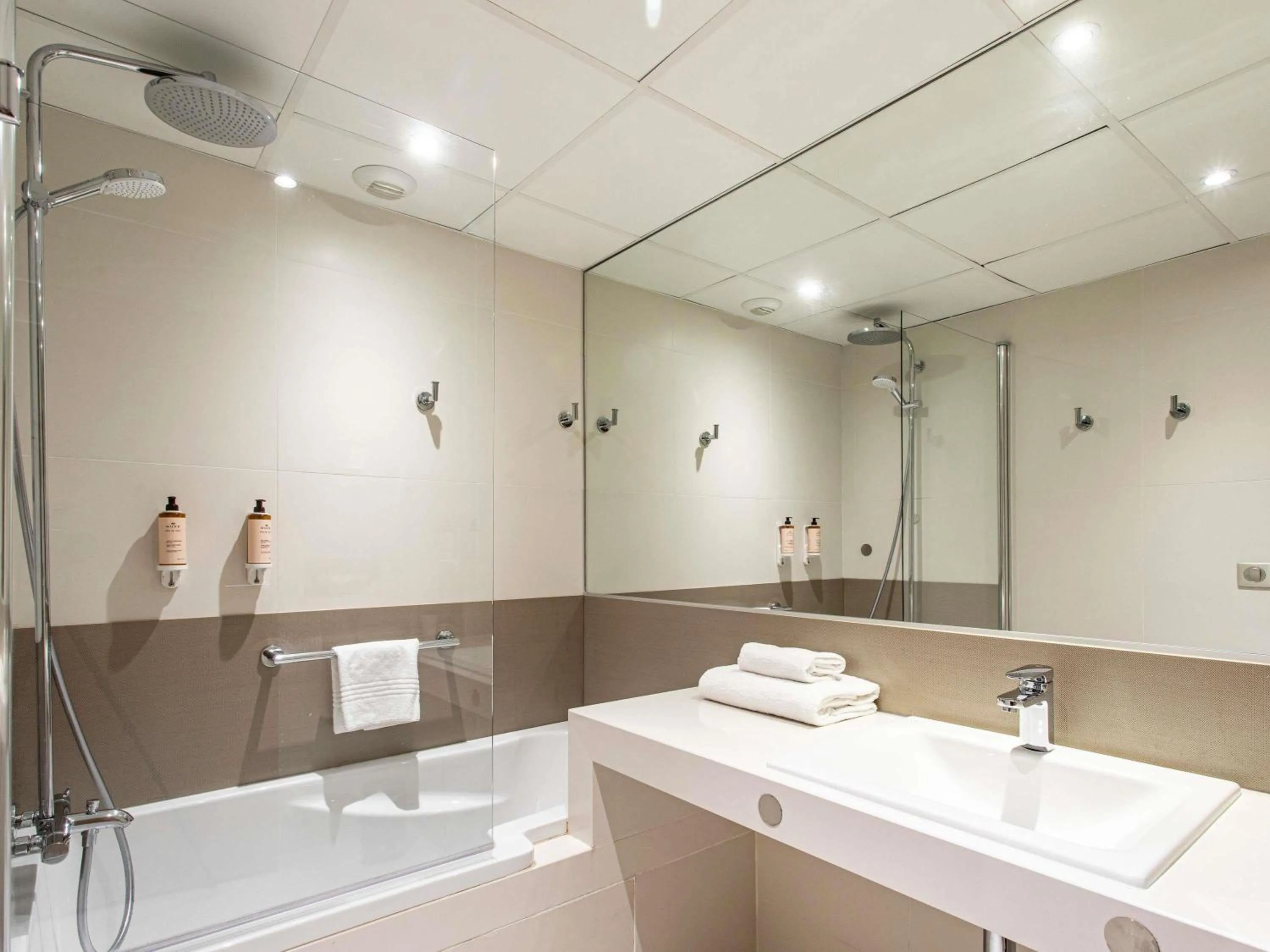 Bedroom in Mercure Angoulême Hôtel de France