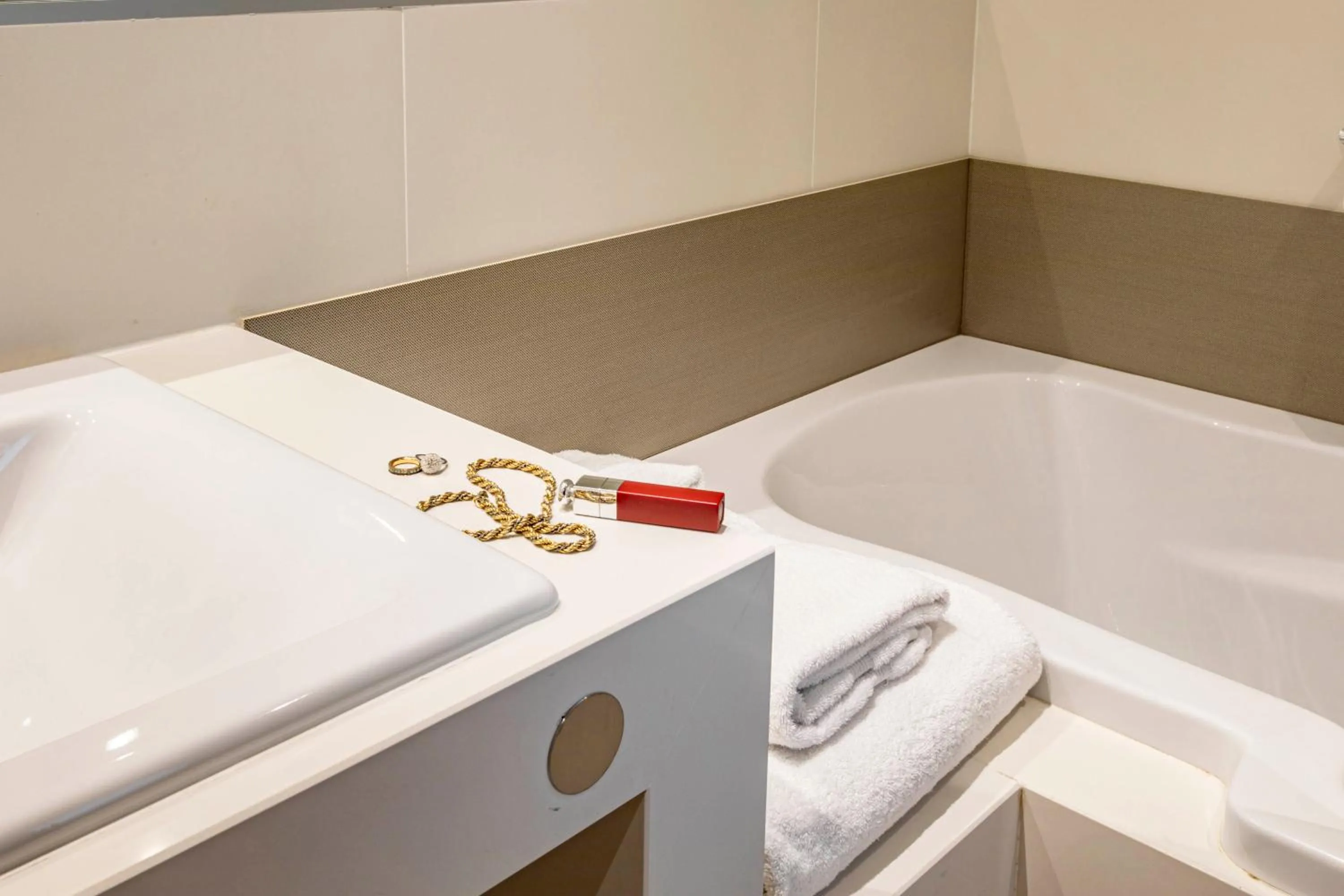 Bathroom in Mercure Angoulême Hôtel de France