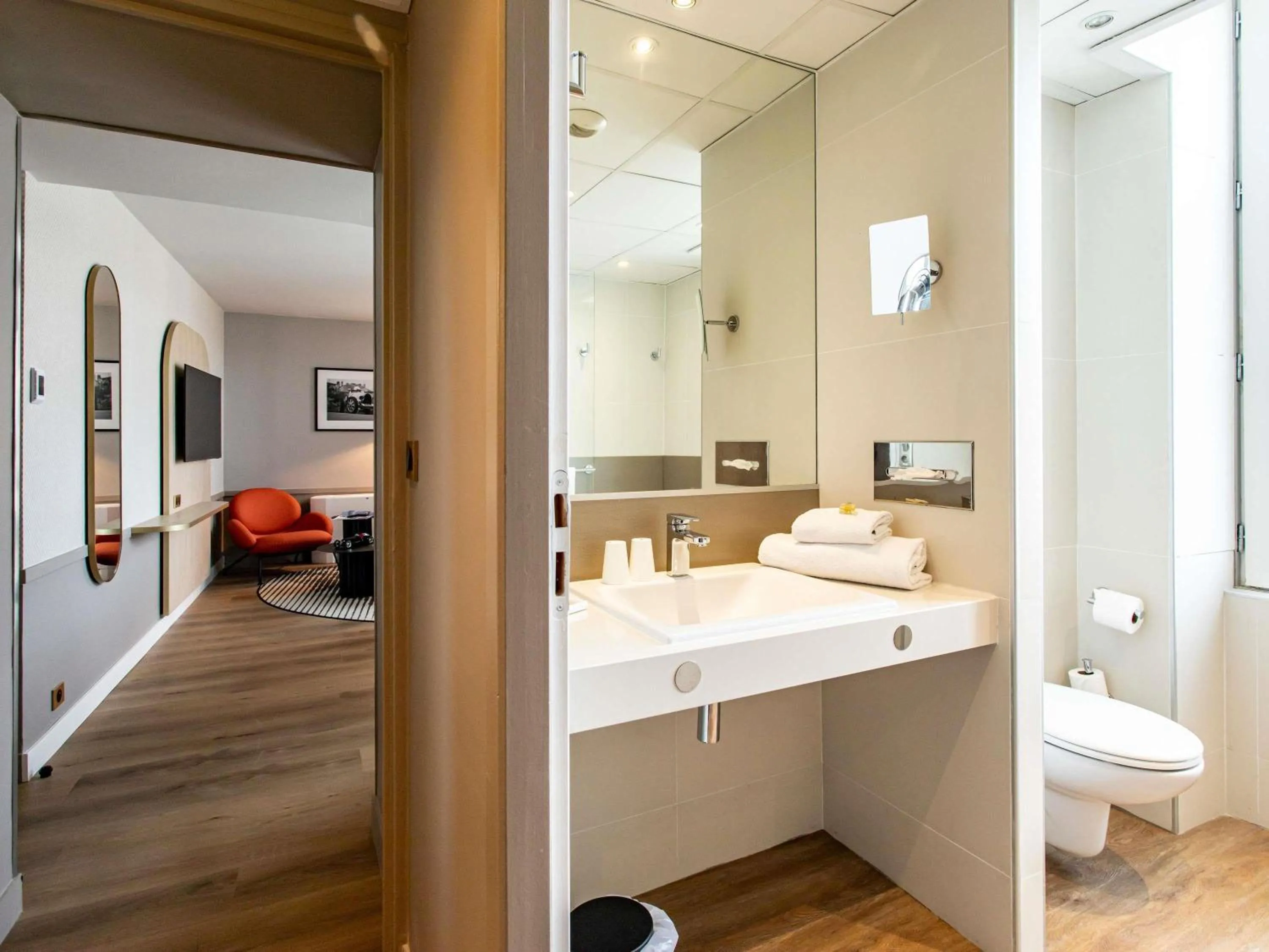 Bedroom in Mercure Angoulême Hôtel de France