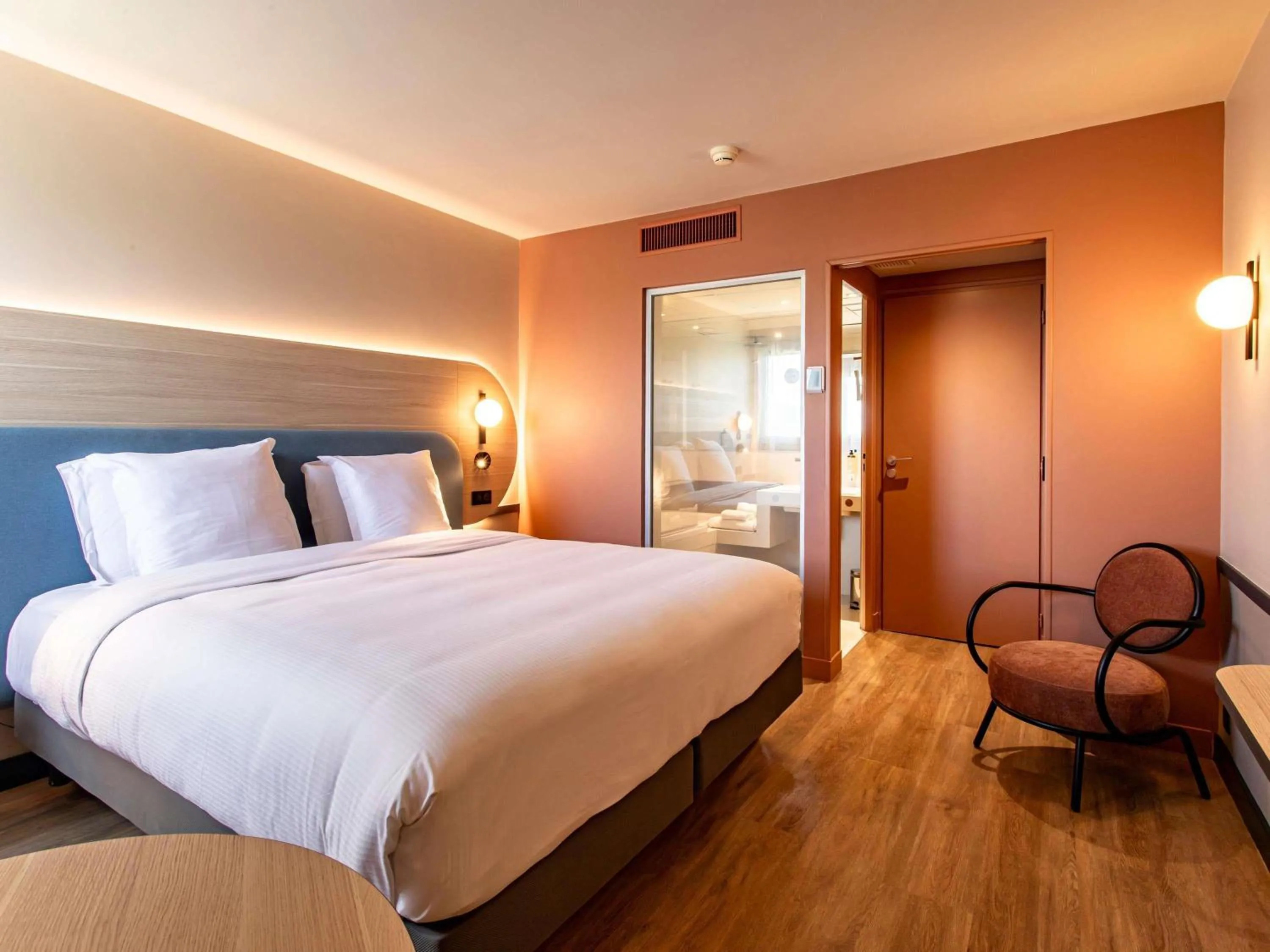 Bedroom, Bed in Mercure Angoulême Hôtel de France