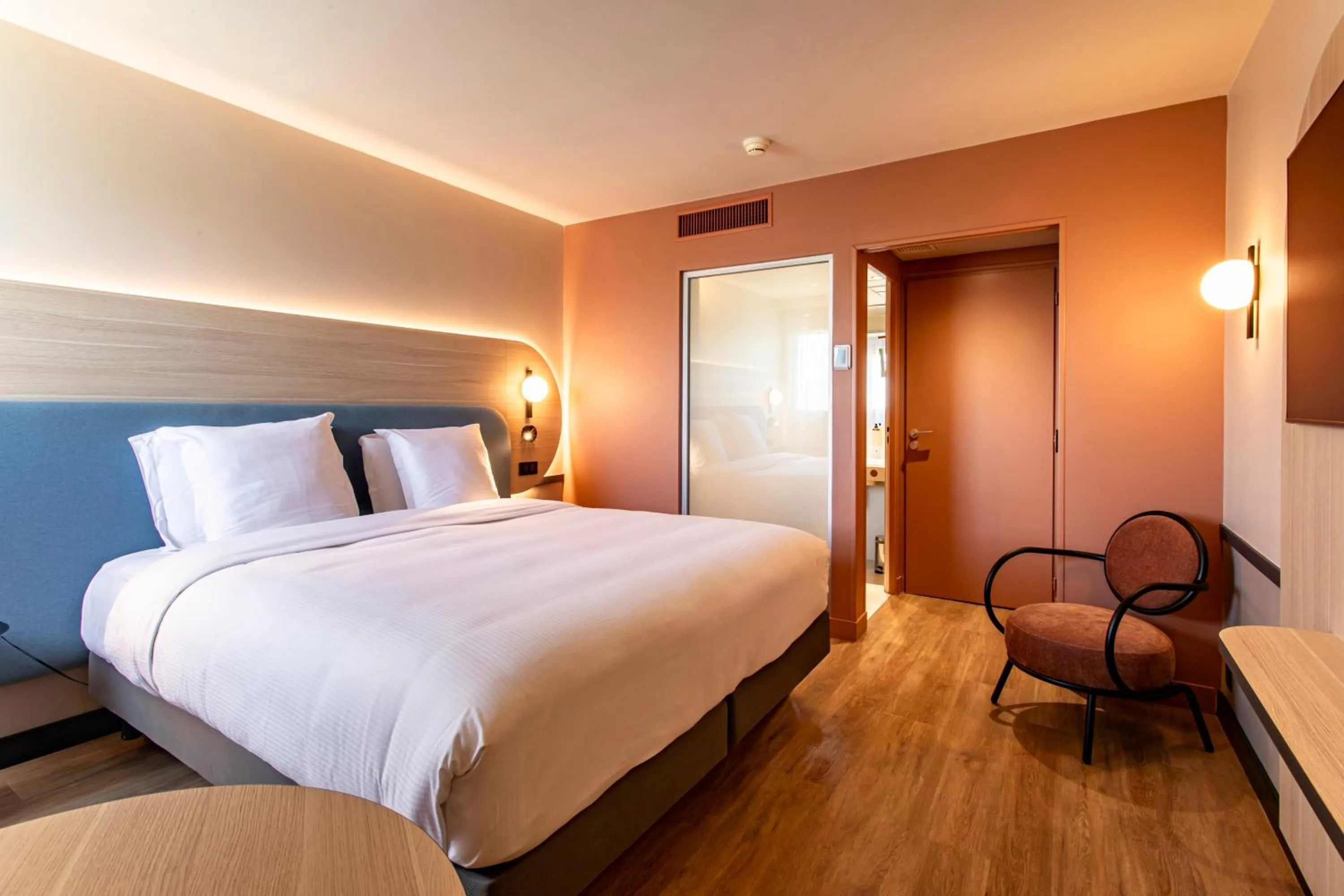 Bedroom, Bed in Mercure Angoulême Hôtel de France