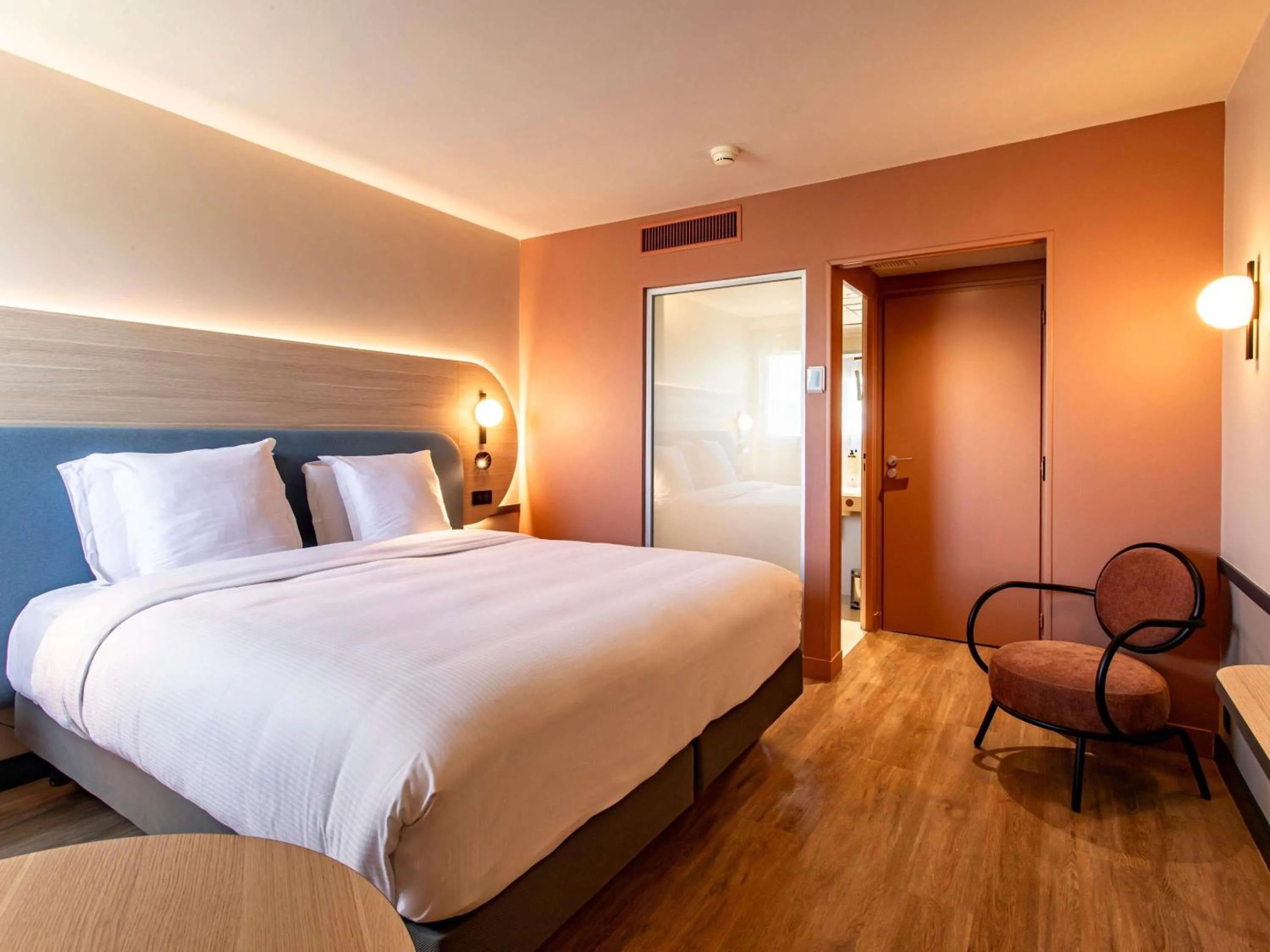 Bedroom, Bed in Mercure Angoulême Hôtel de France