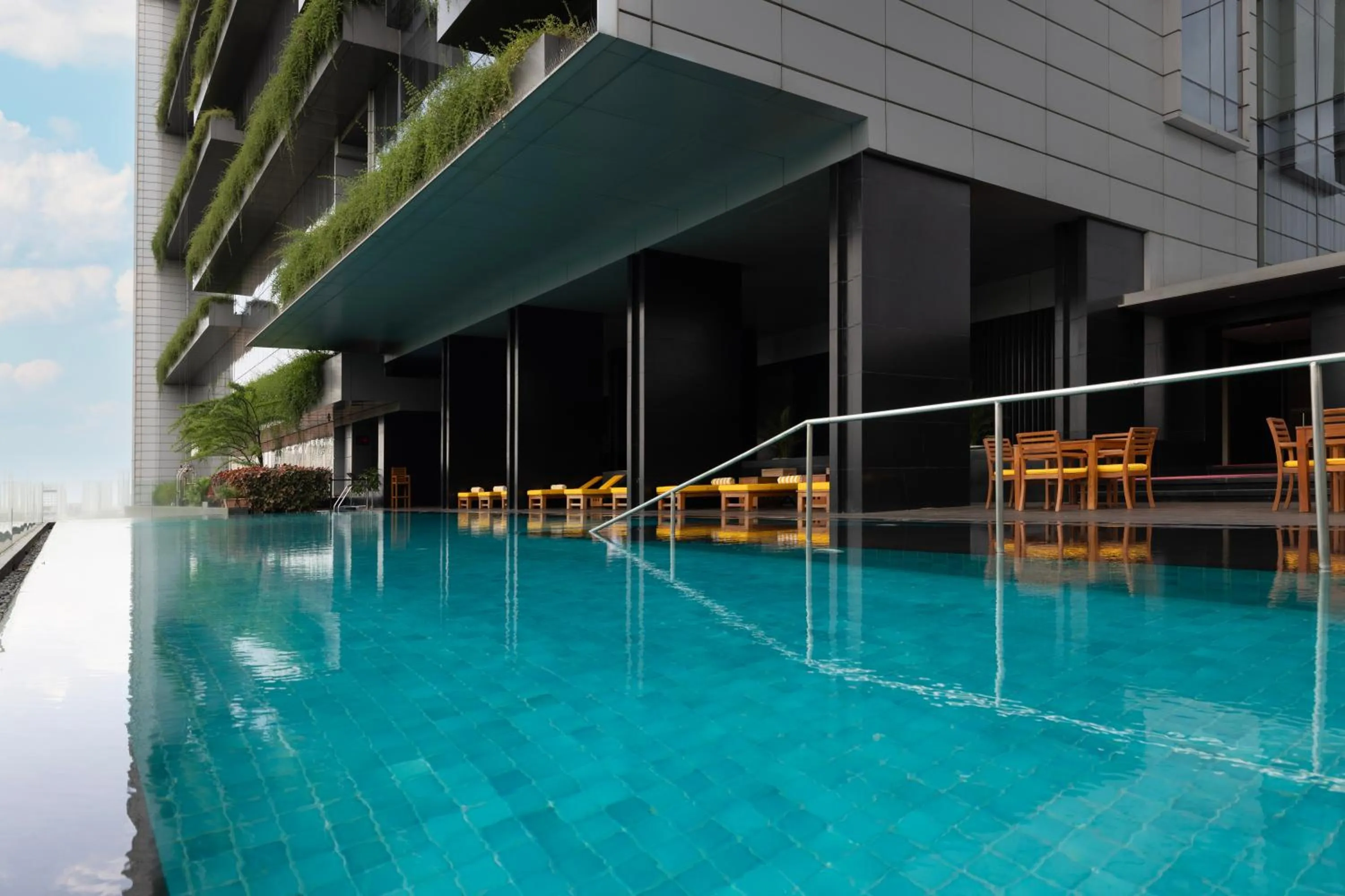 Swimming pool in Trident Hyderabad