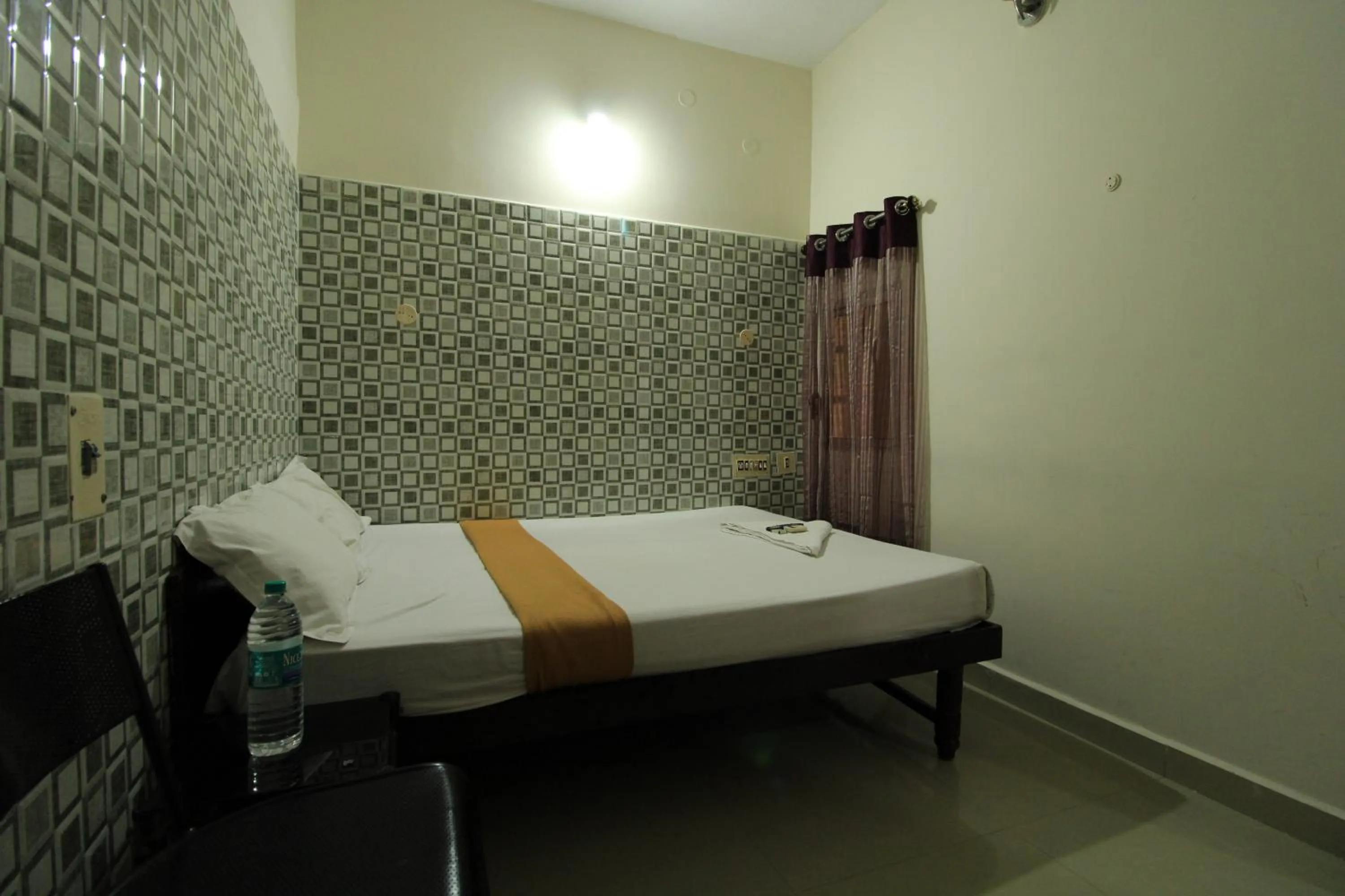 Bedroom, Bed in Just Guest House, Chennai Airport