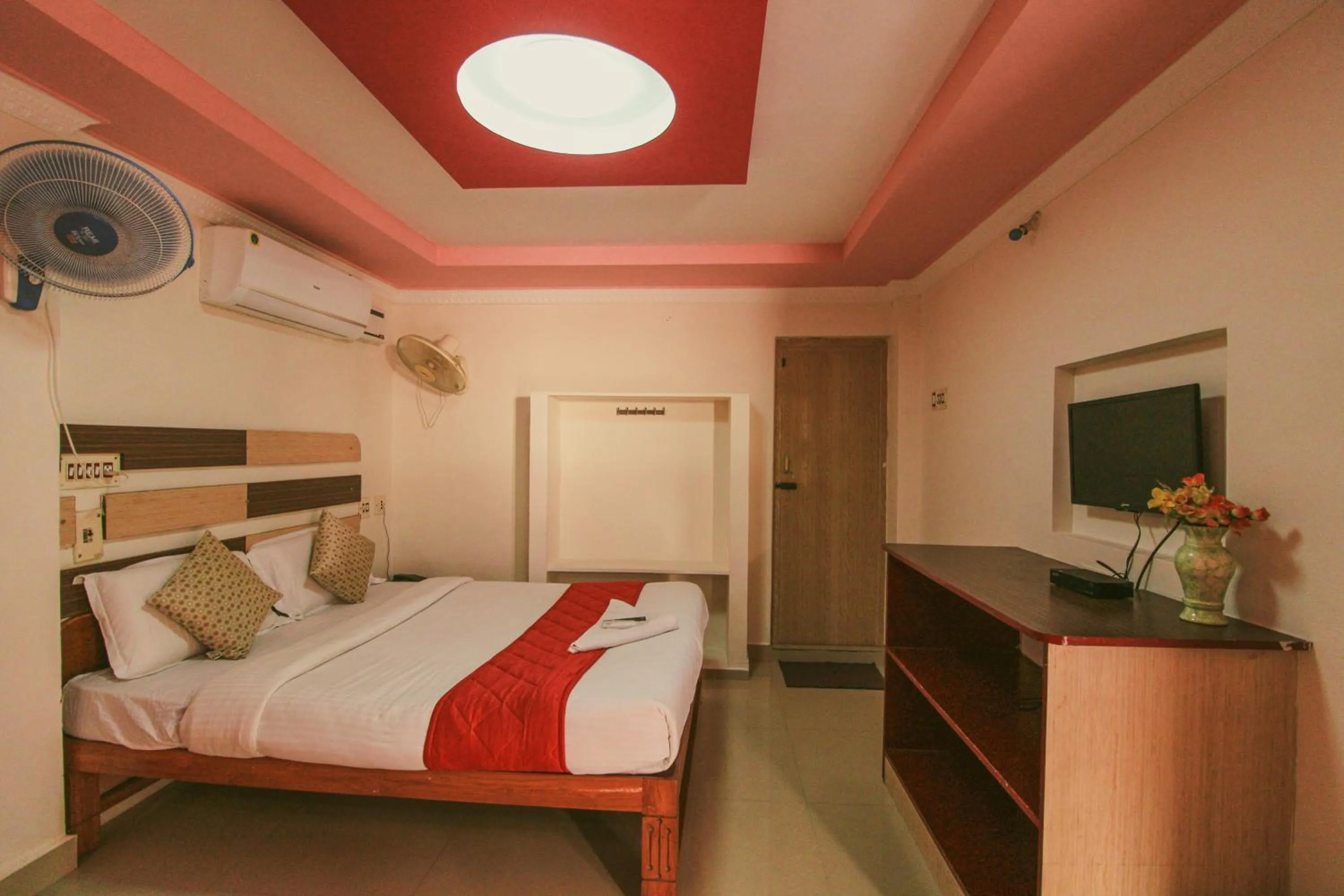 Photo of the whole room, Bed in Just Guest House, Chennai Airport