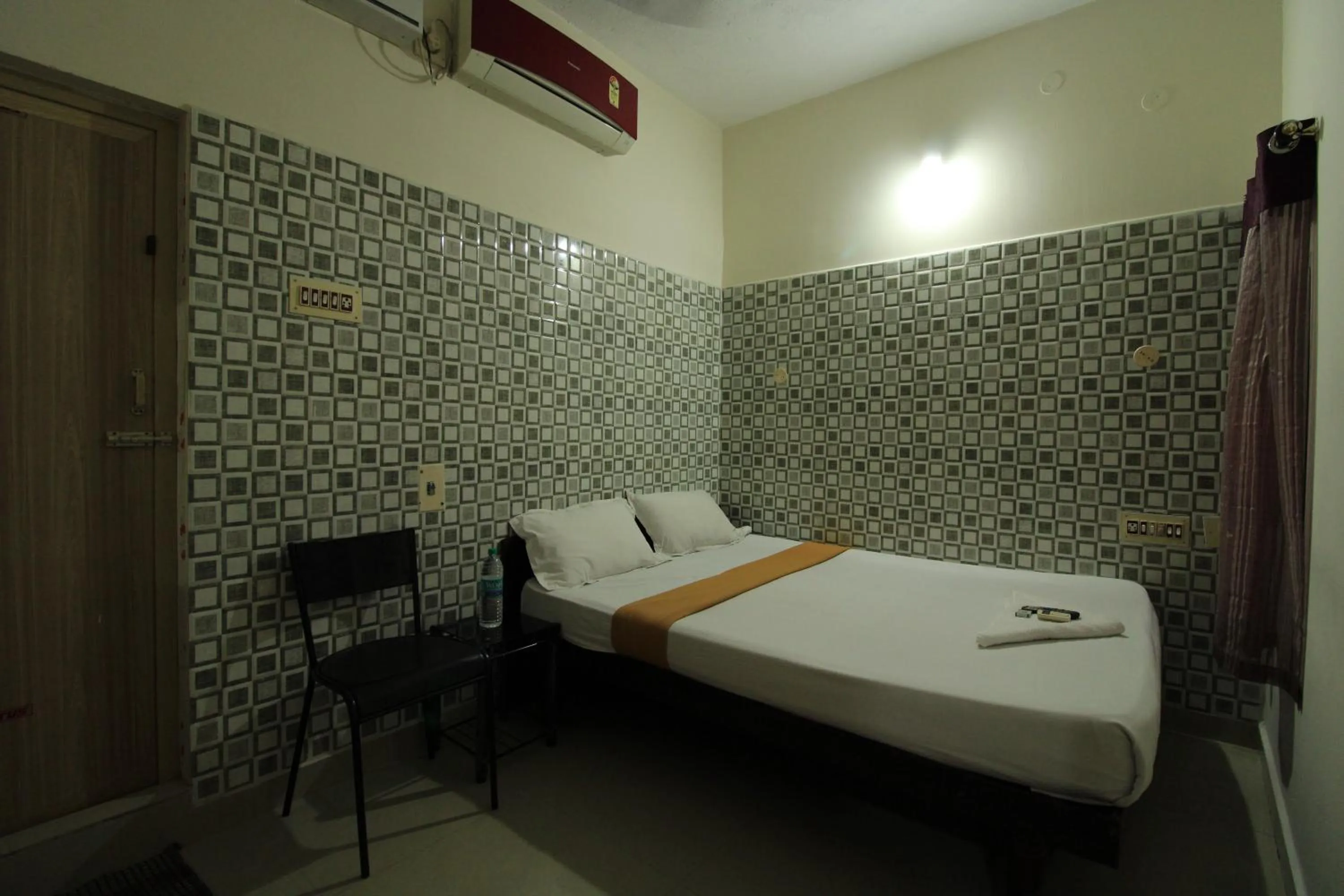 Bedroom, Bed in Just Guest House, Chennai Airport