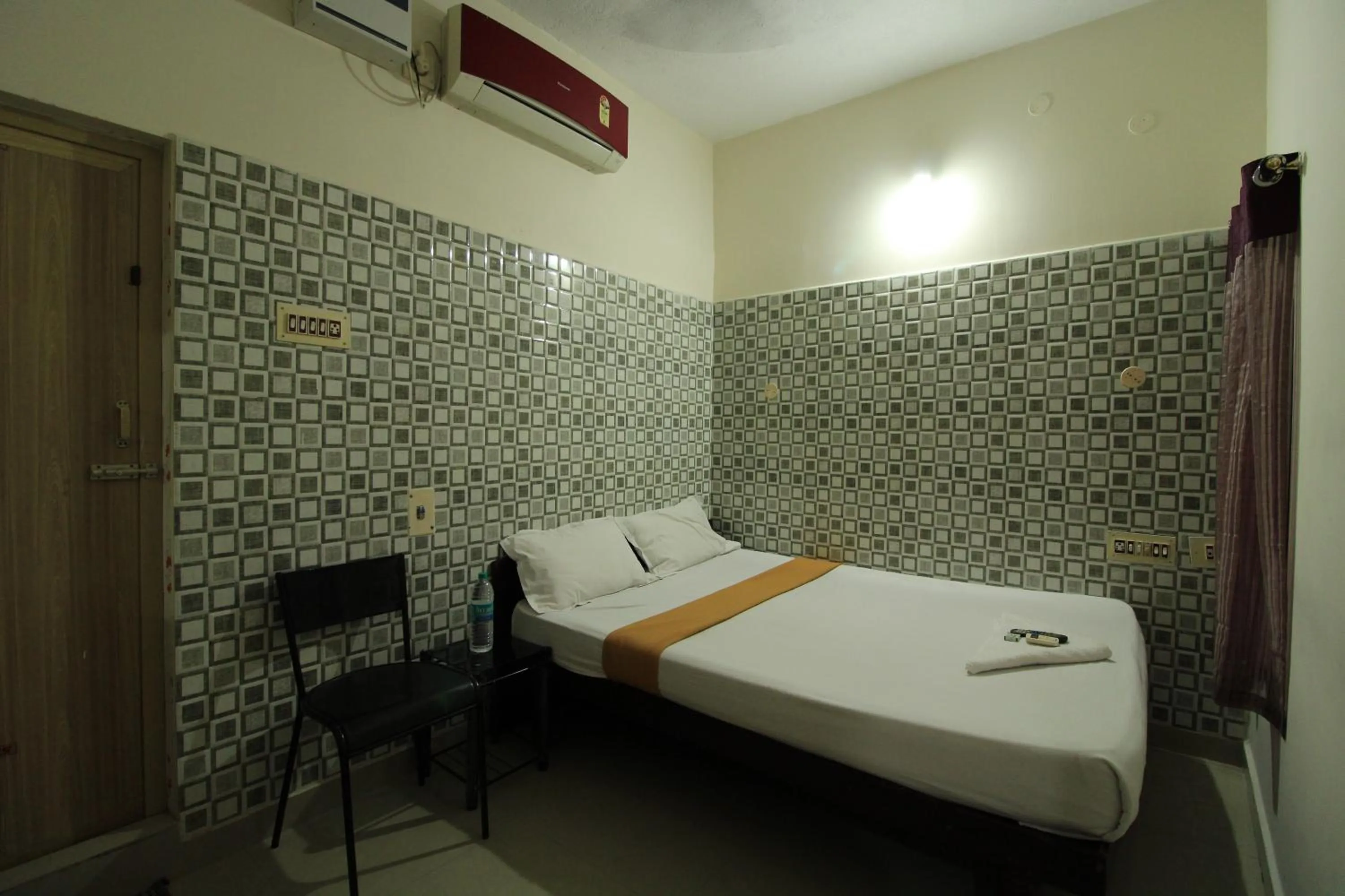 Bedroom, Bed in Just Guest House, Chennai Airport