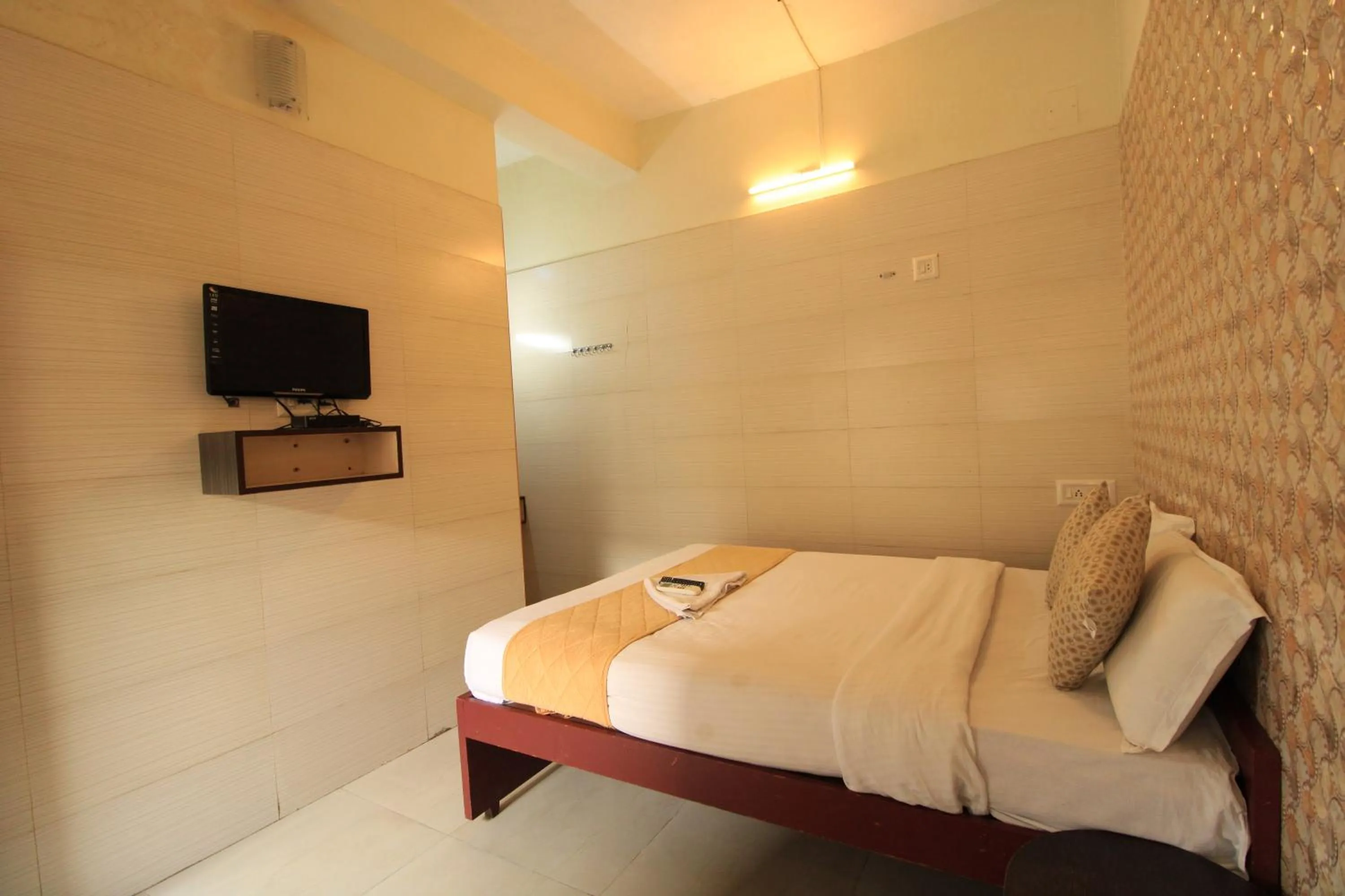 Bedroom, Bed in Just Guest House, Chennai Airport