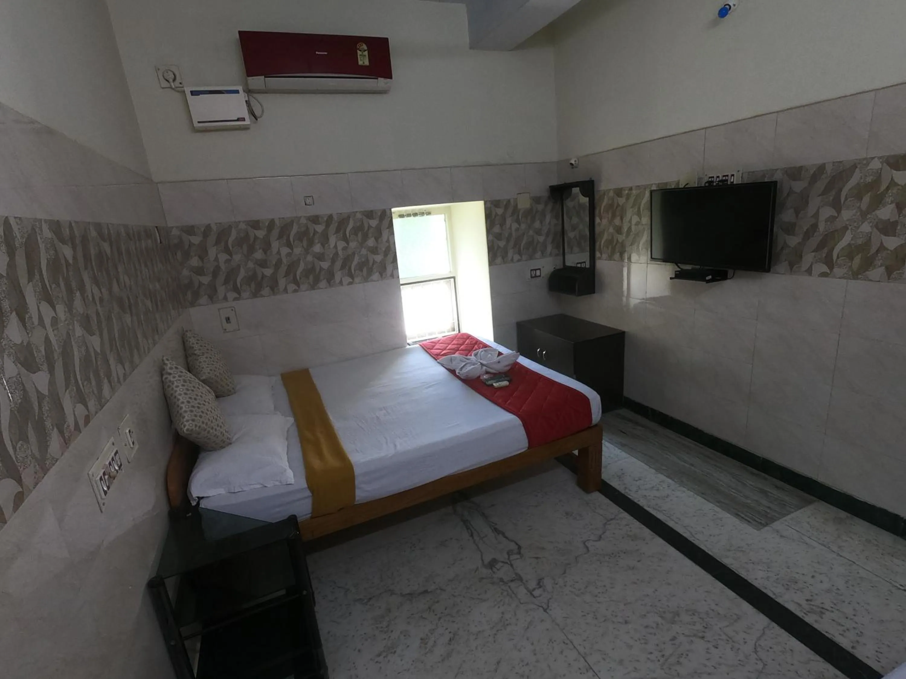 Photo of the whole room, Bed in Just Guest House, Chennai Airport