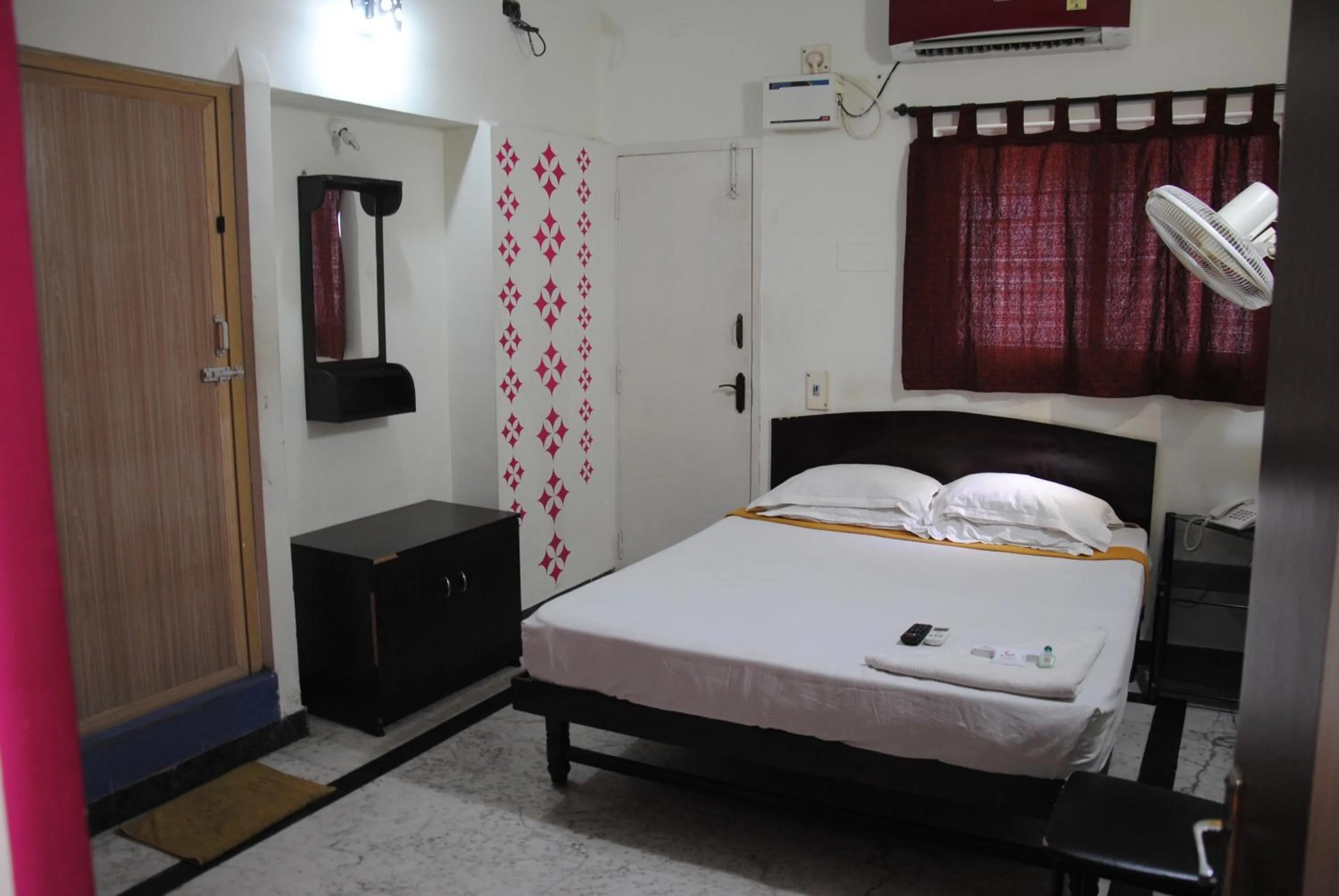 Bedroom, Bed in Just Guest House, Chennai Airport