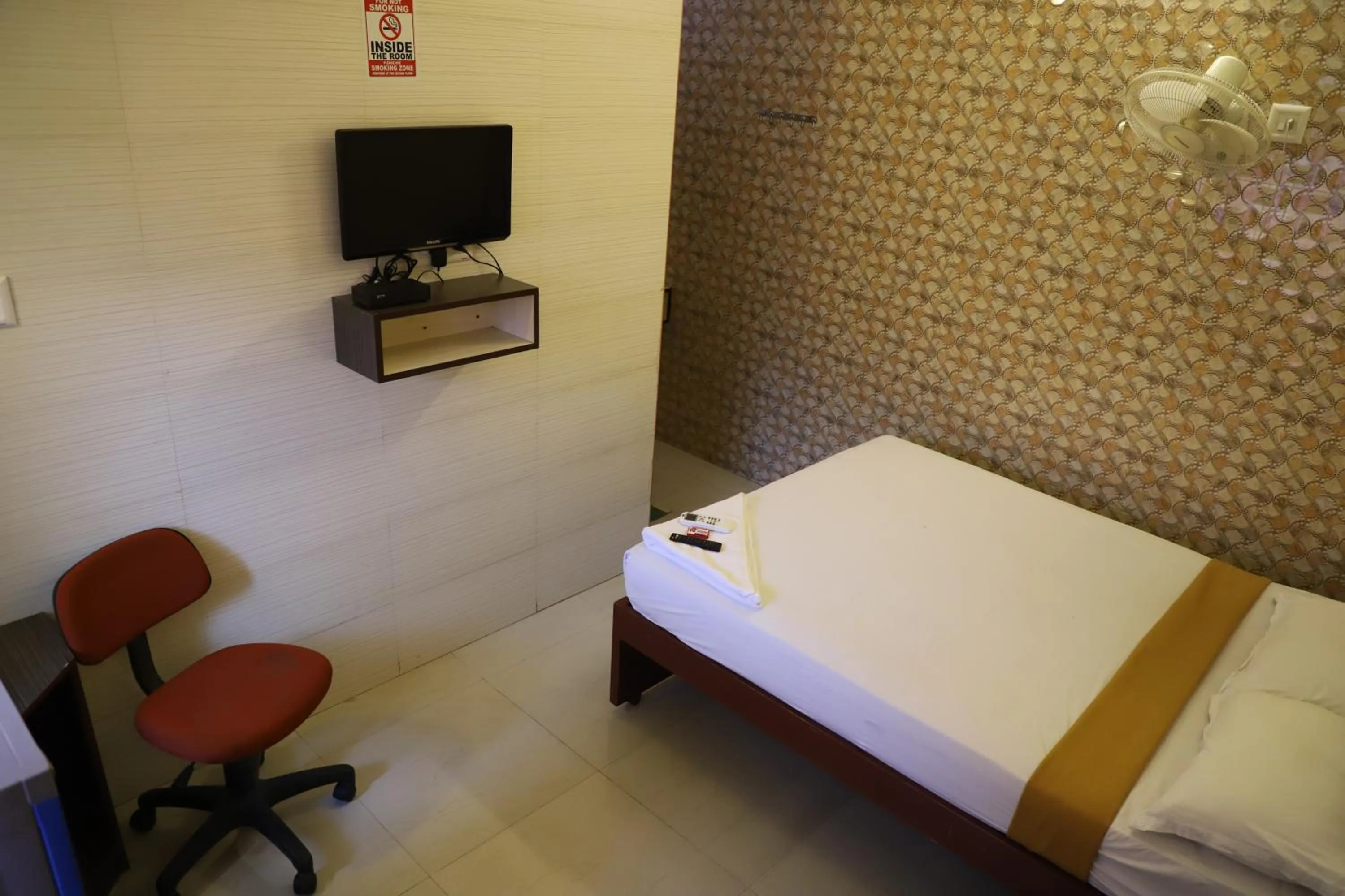 Communal lounge/ TV room, Bed in Just Guest House, Chennai Airport