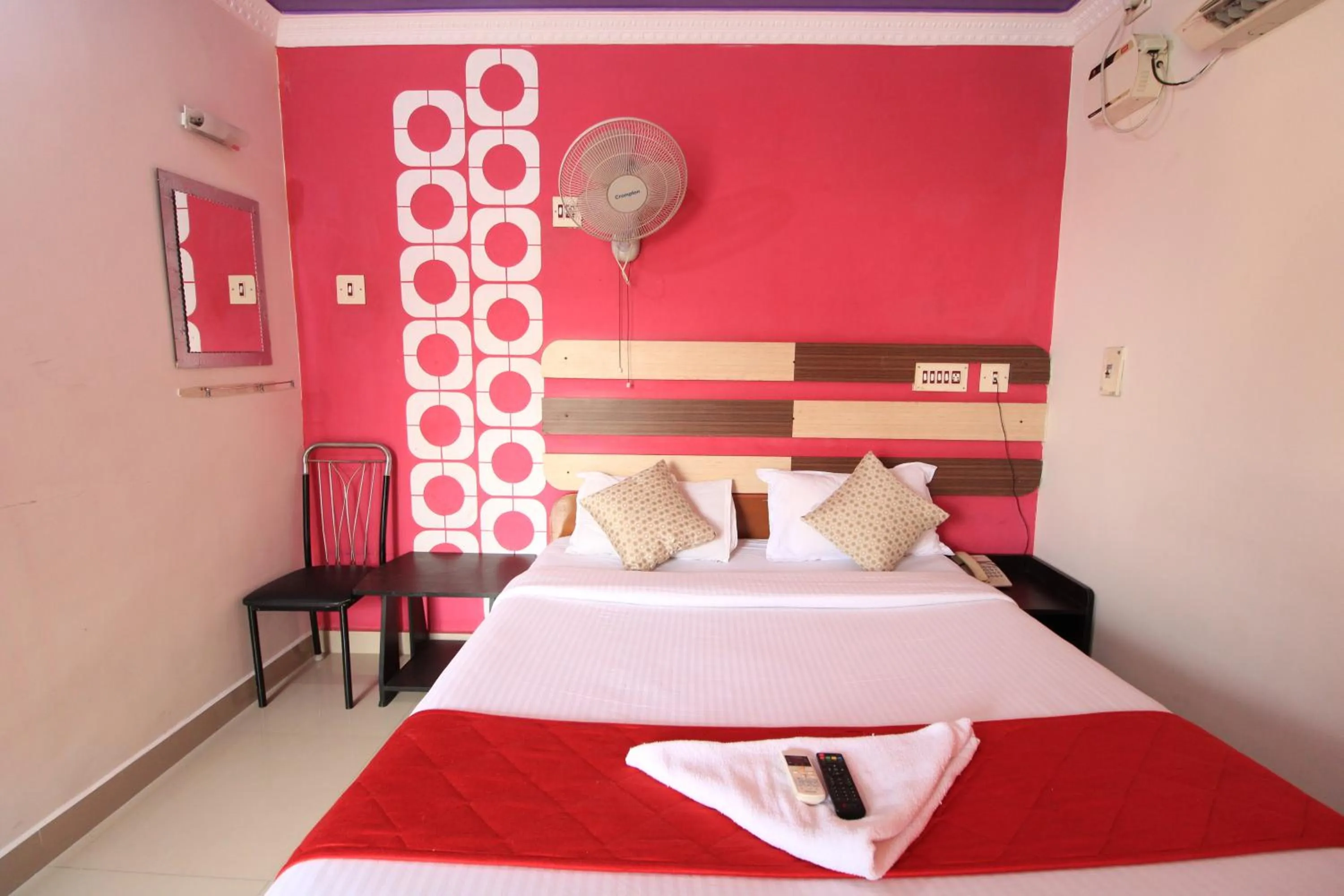 Bedroom, Bed in Just Guest House, Chennai Airport