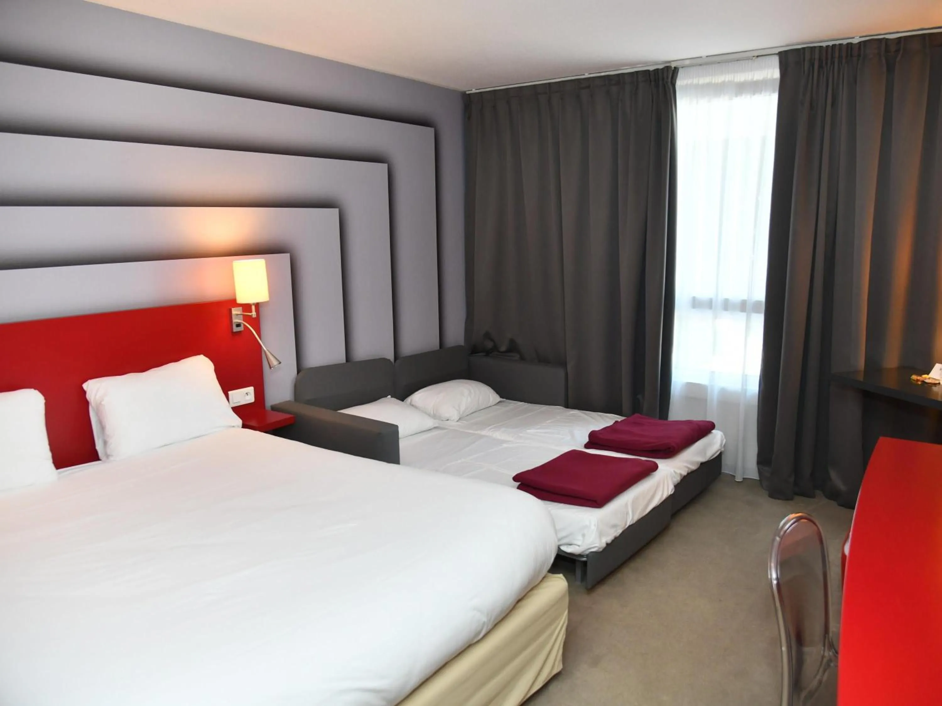 Bedroom, Bed in ibis Styles Avignon Sud