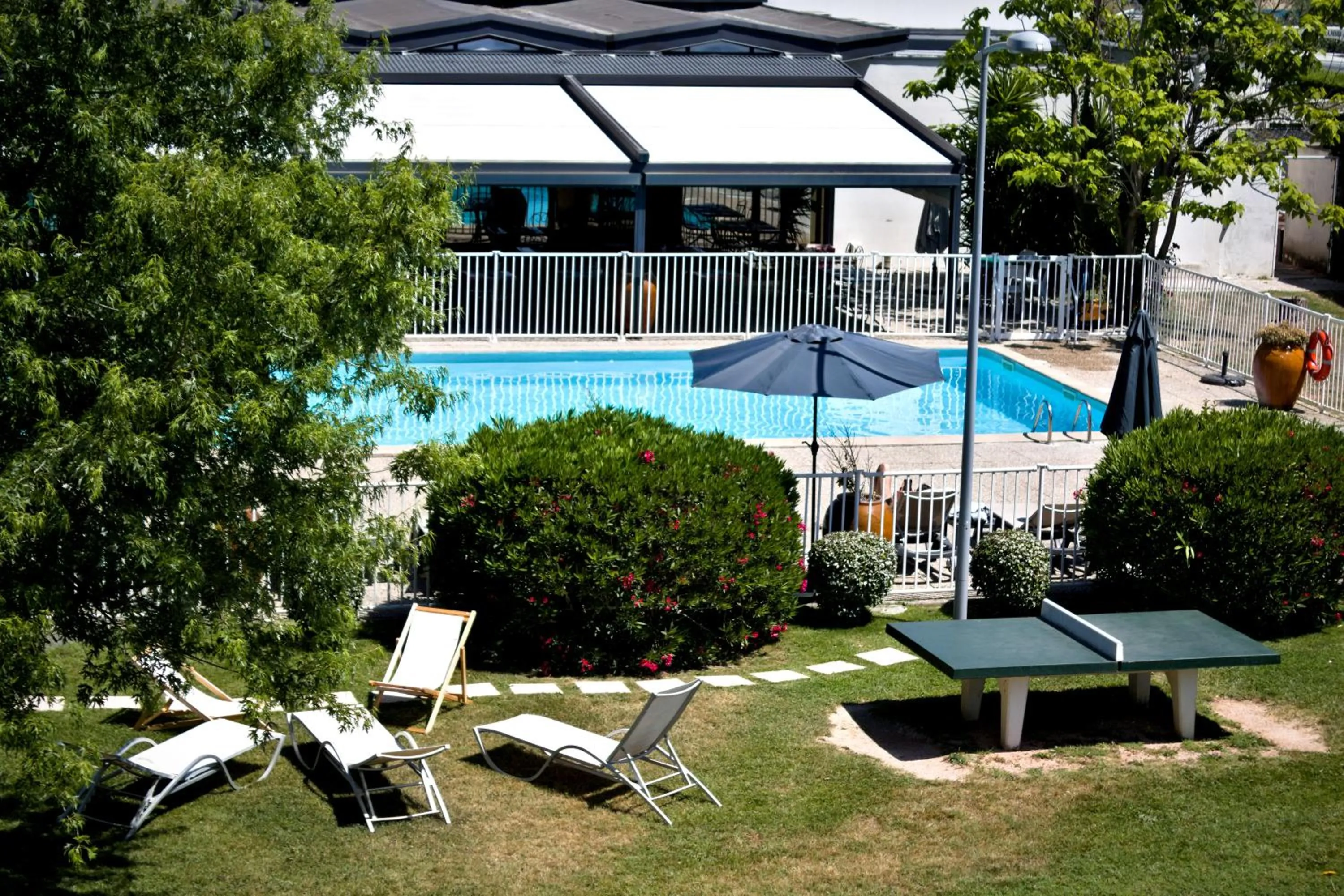 Garden view in ibis Styles Avignon Sud