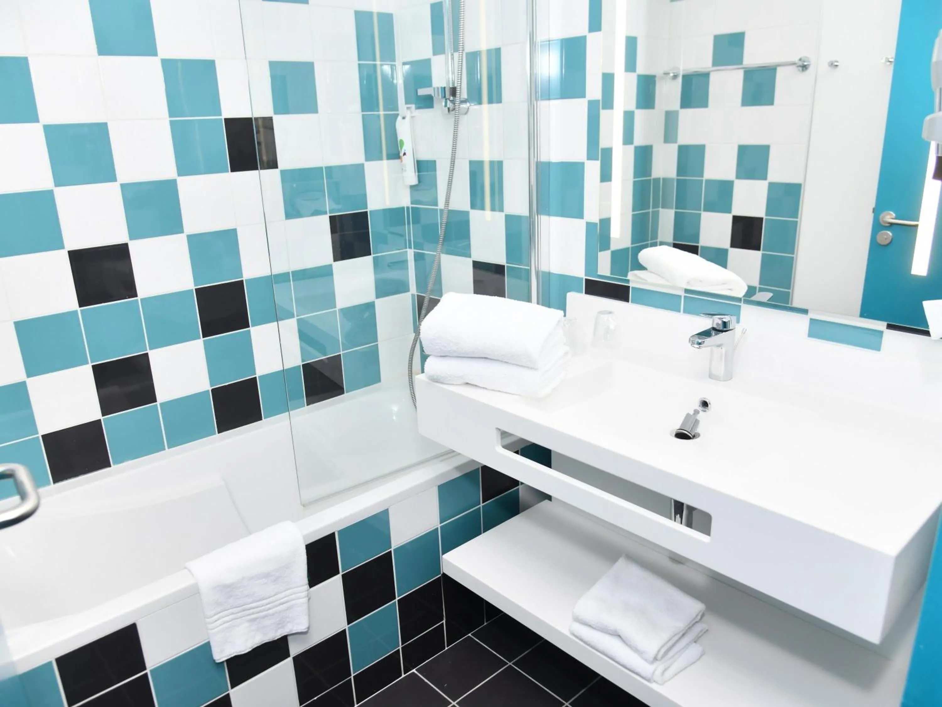 Bedroom in ibis Styles Avignon Sud