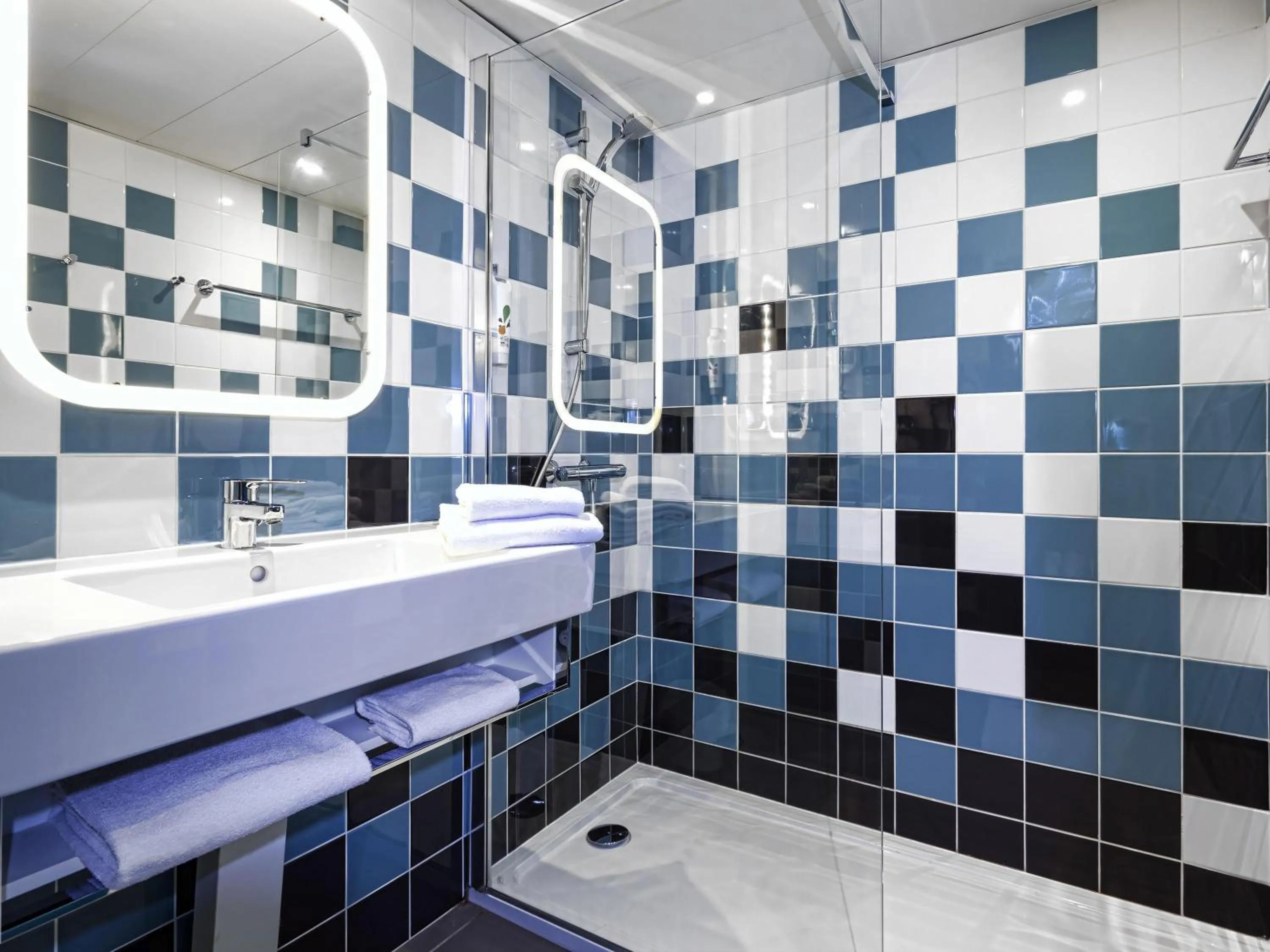 Bedroom in ibis Styles Avignon Sud