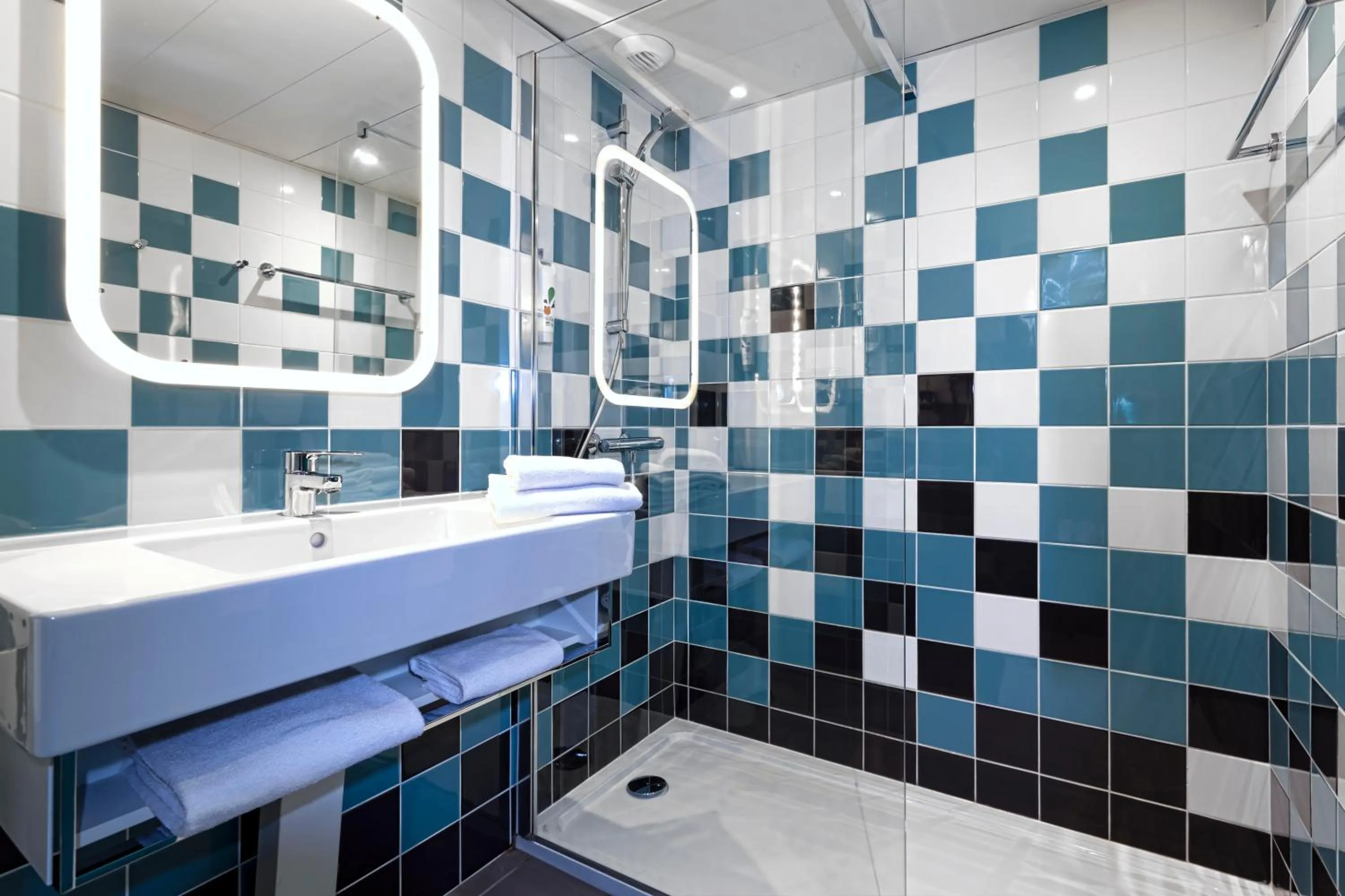 Bathroom in ibis Styles Avignon Sud